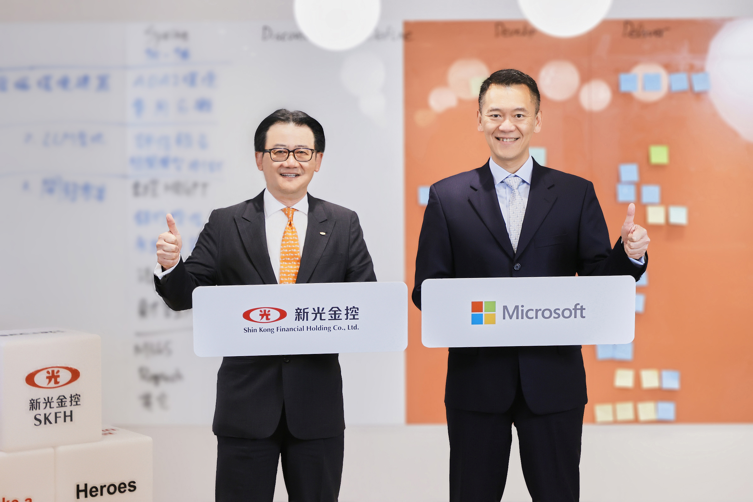 新光金携手微软 Azure OpenAI 研发智慧金融应用(左)新光金总经理陈恩光，(右)台湾微软总经理卞志祥，打造数位创新，发挥新光金控营运综效。新光金/提供