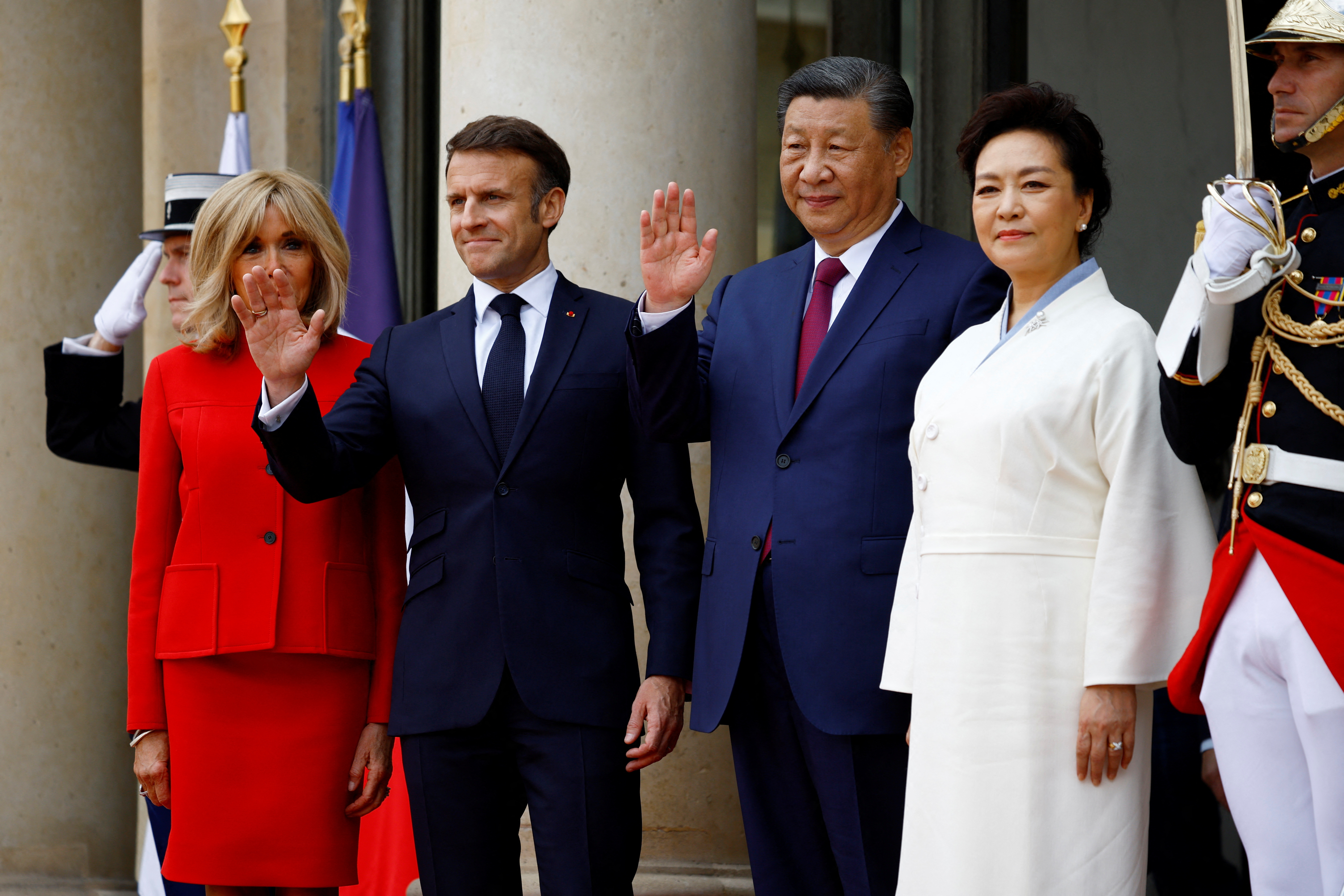 法国总统马克宏伉俪6日在总统府门口迎接习近平伉俪。路透