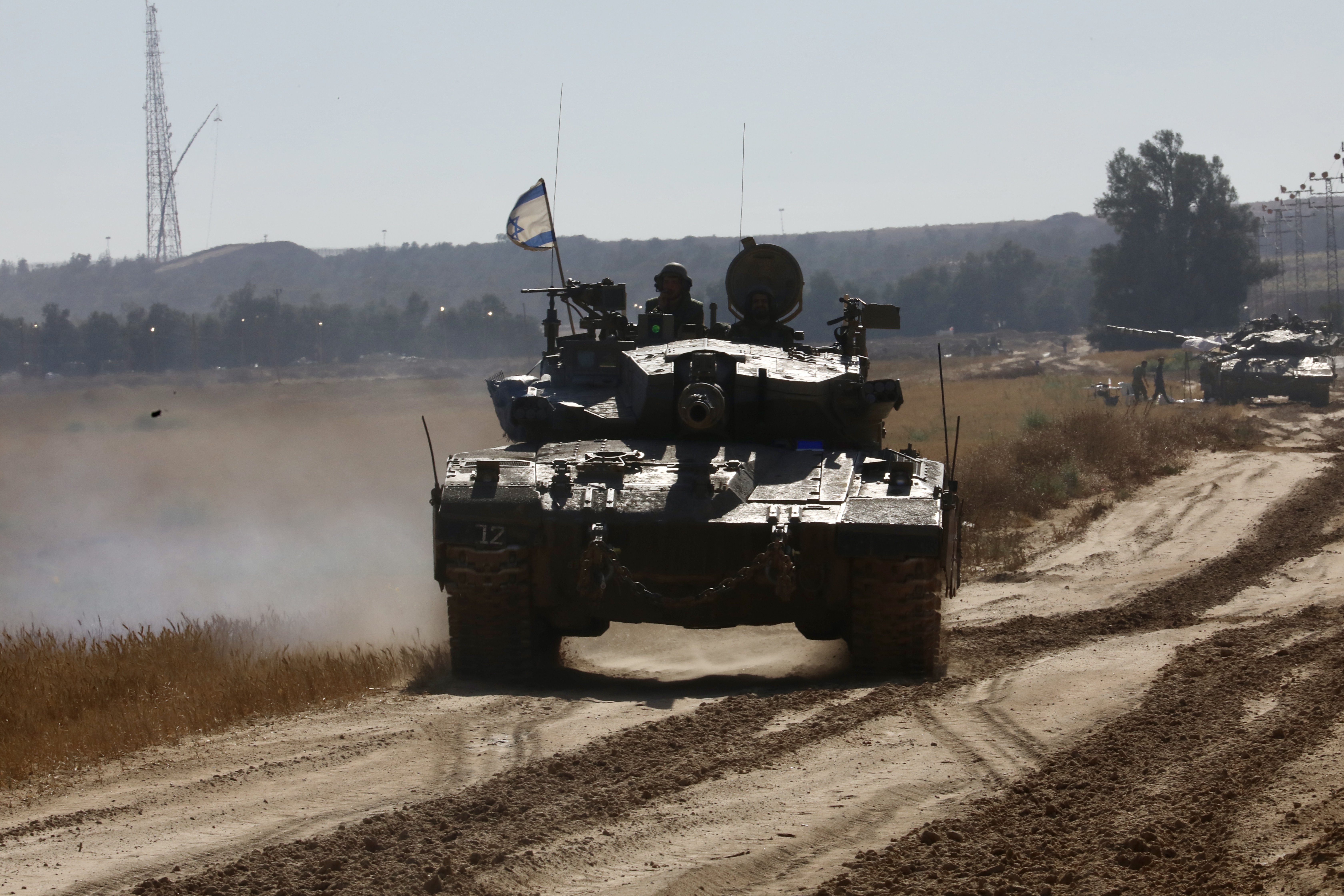 以色列国防军7日宣布第401装甲旅在当日上午已经占领拉法关口加萨一侧。图为以军6日被目击出现在加萨南部的克瑞沙洛关口。新华社