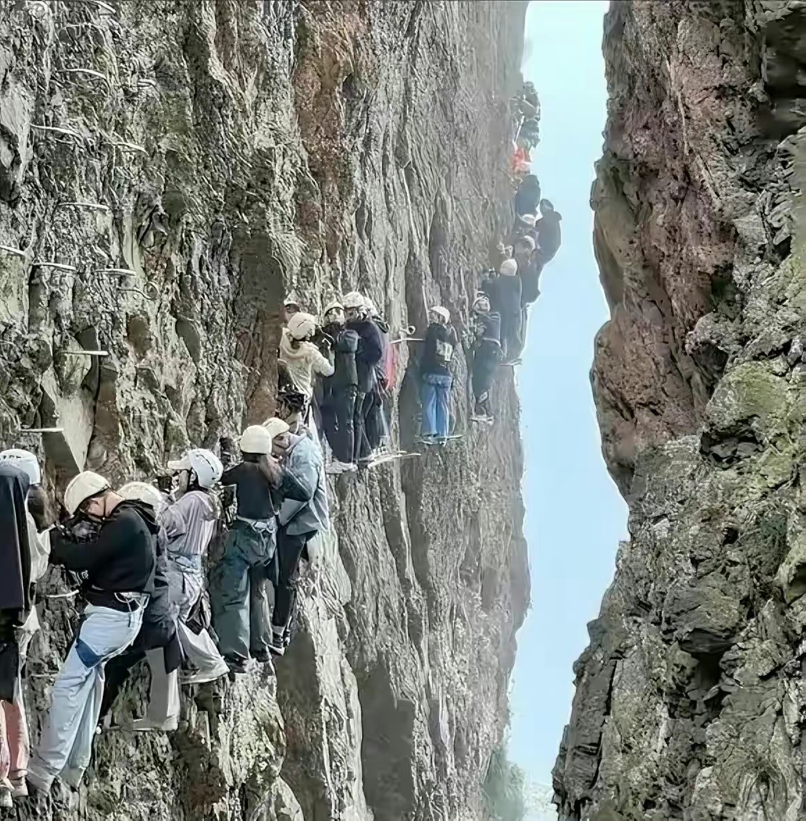 浙江温州雁荡山在五一连假涌入大量游客，造成攀岩栈道堵塞。（图／取自微博）