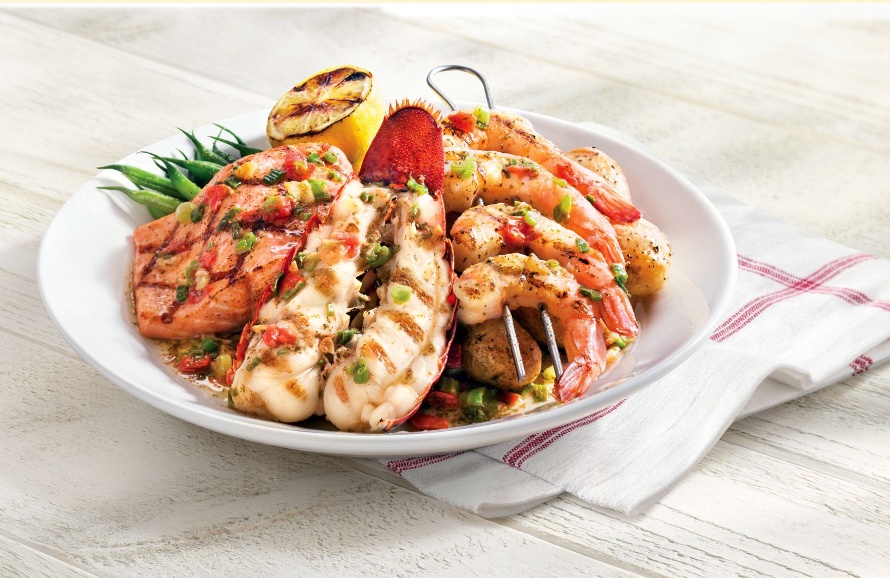 美国海鲜连锁店红龙虾（Red Lobster）已考虑声请破产，因为自从去年菜单上摆出20美元「鲜虾无限供应」选项后，吸引太多食客前来挑战，落得亏损下场。美联社