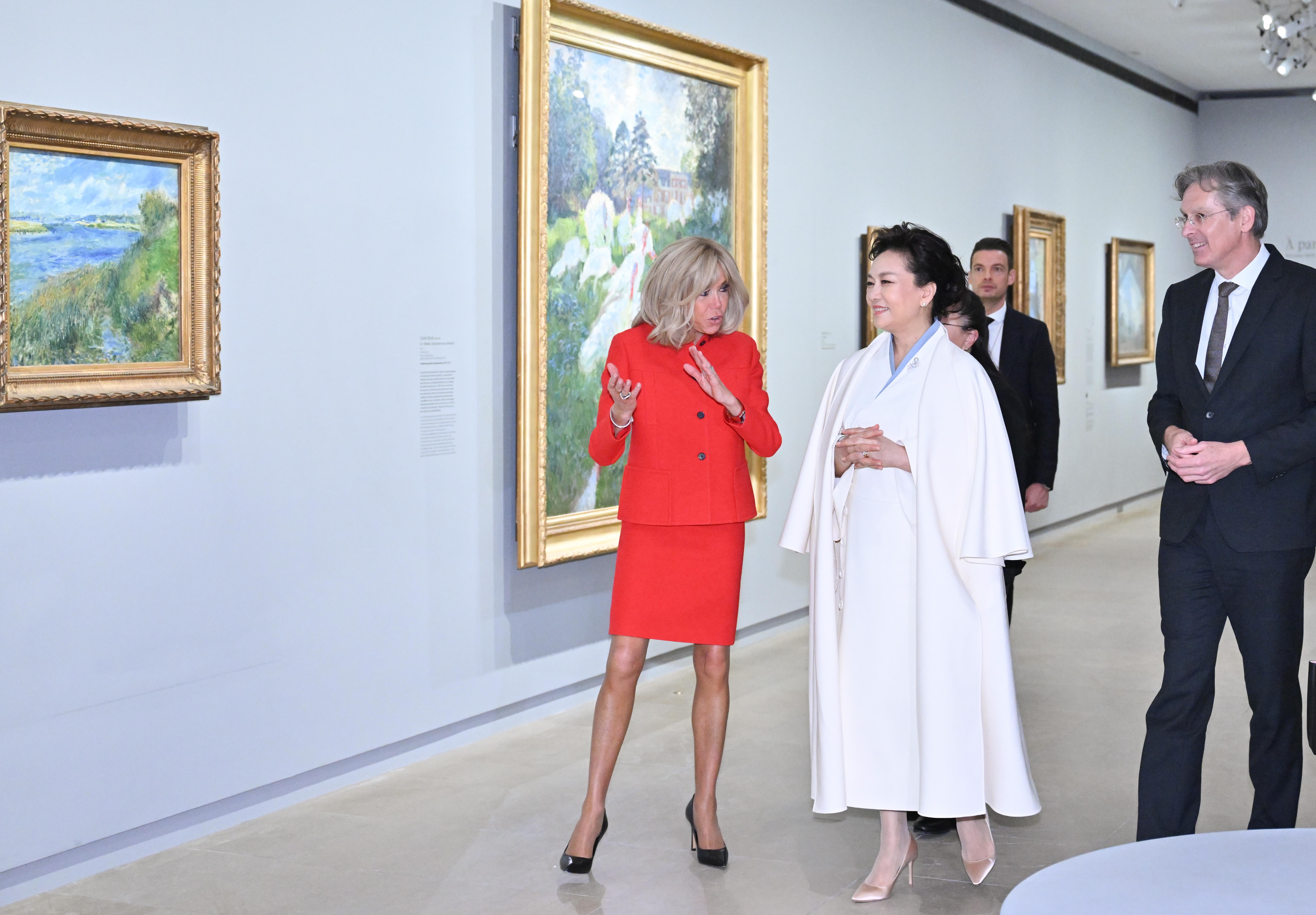 彭丽媛6日下午法国总统马克龙夫人碧姬陪同下前往奥赛美术馆参观。（新华社）