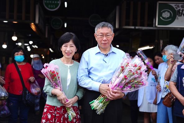 民众党主席柯文哲（右）的妻子陈佩琪（左）今在脸书发文指出，自己正著手办理医院退休手续。图／取自陈佩琪脸书
