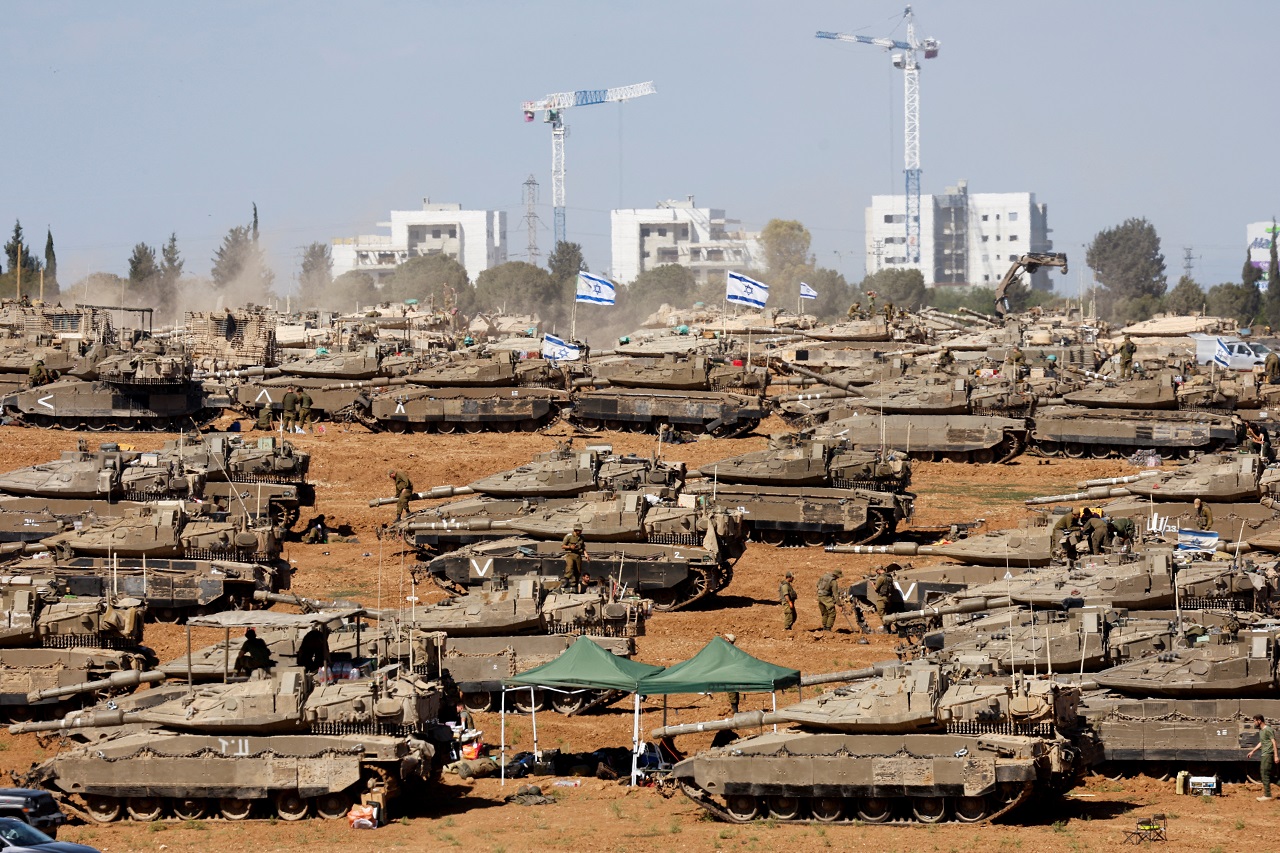 7日在以色列南部与加萨的边境处，可见不少以色列军人站在多辆战车周围。路透