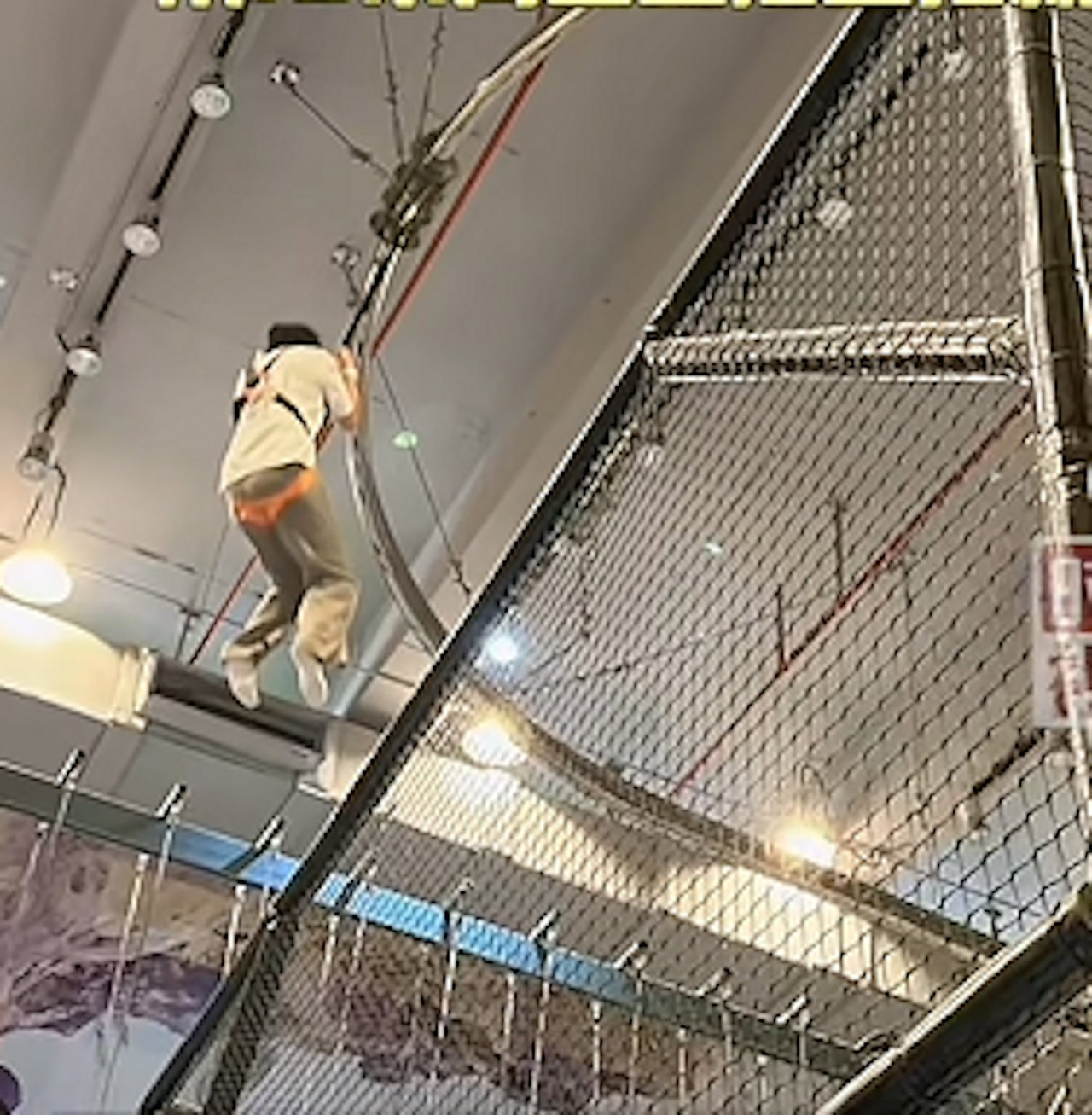 深圳一名女童从12公尺高的极限游乐设施坠落，已被送至ICU抢救。家长称工作人员未帮女儿系好安全带。图／撷取自影音