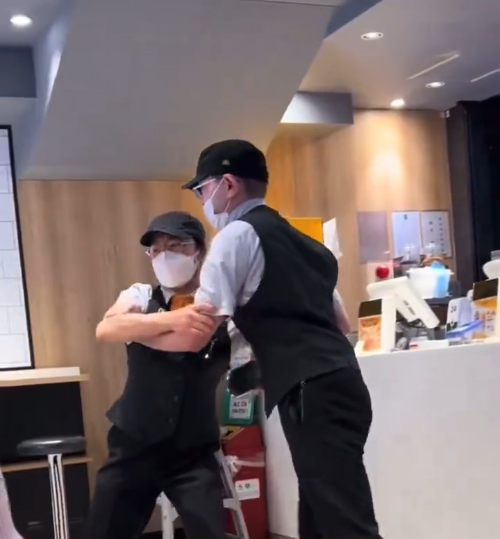 日本一位麦当劳员工对客人暴怒狂吼，还试图追出去被其他店员阻止。图撷自X