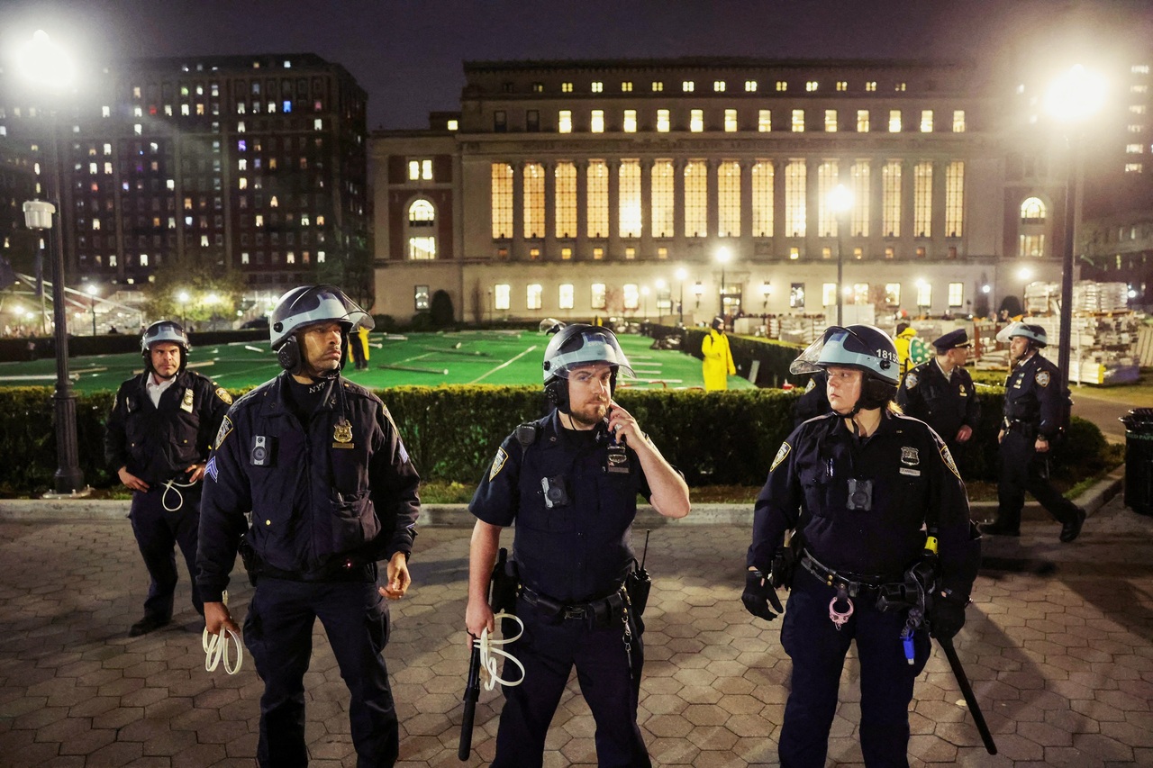 以巴相关争论与冲突已延烧至美国校园，图为4月30日纽约市警察进入哥伦比亚大学校园清场。 图／路透社 　