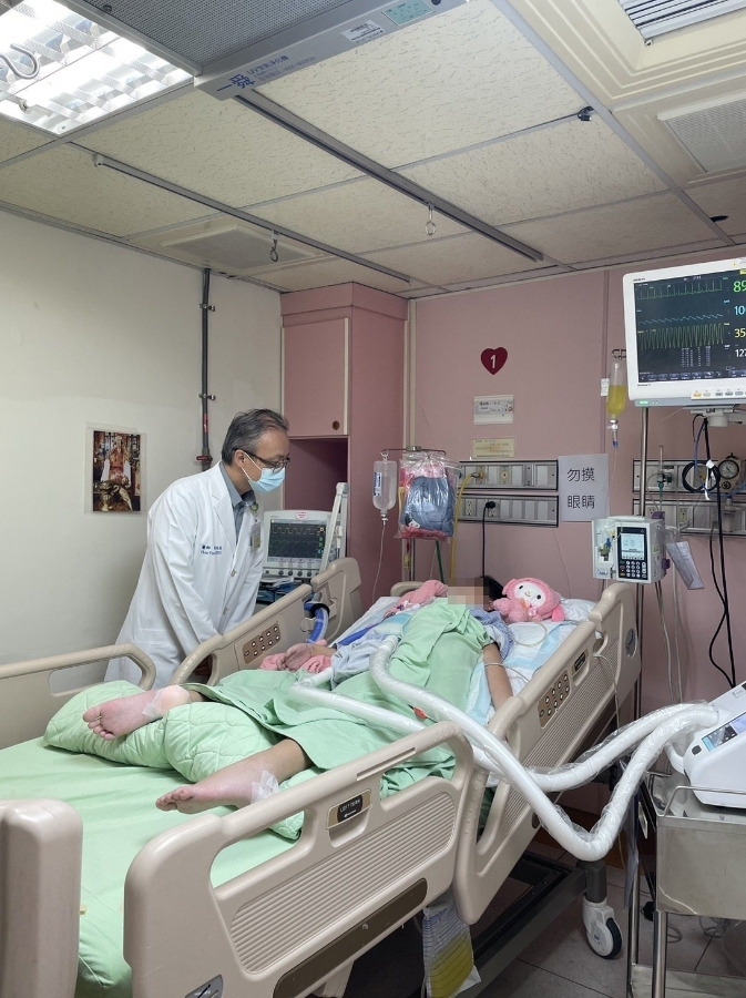 被撞的彰化县伸港两姊妹，其中在彰化秀传医院治疗的姊姊，本月初突因急性水脑症，陷入昏迷，昏迷指数从11回降到3，有生命危险。资料照片／秀传医院提供