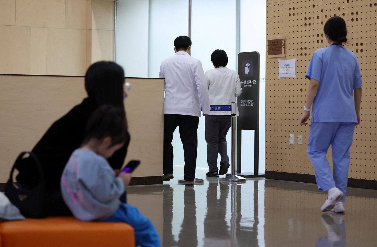 南韩保健福祉部公布医疗法施行细则修正案，拟增列在健保医疗危机等级达到「严重」时，开放持他国执照的医师在南韩执业。示意图／路透