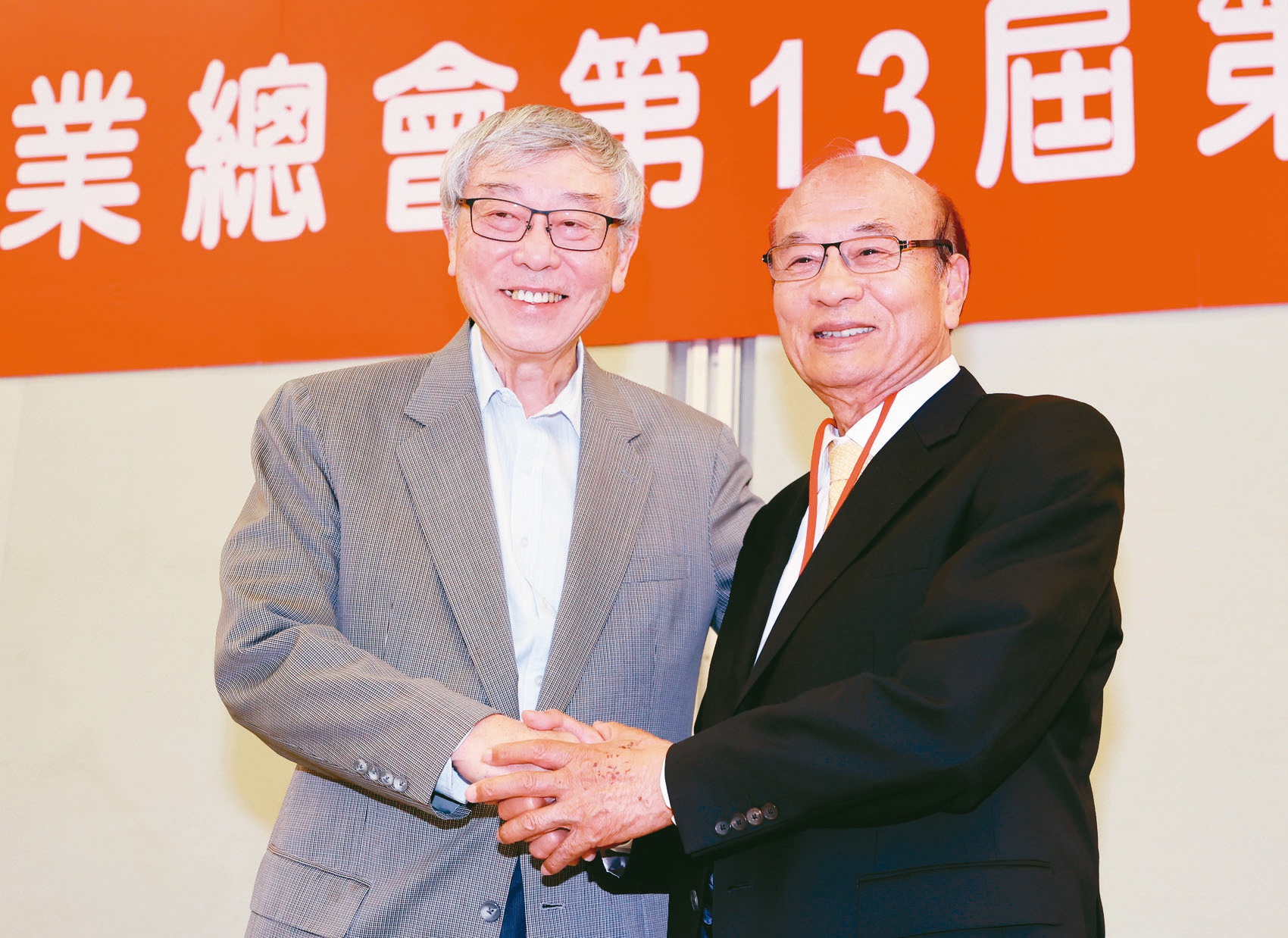 工总理事长苗丰强（左）卸任，由潘俊荣（右）接棒为新任理事长。图／本报系资料照片