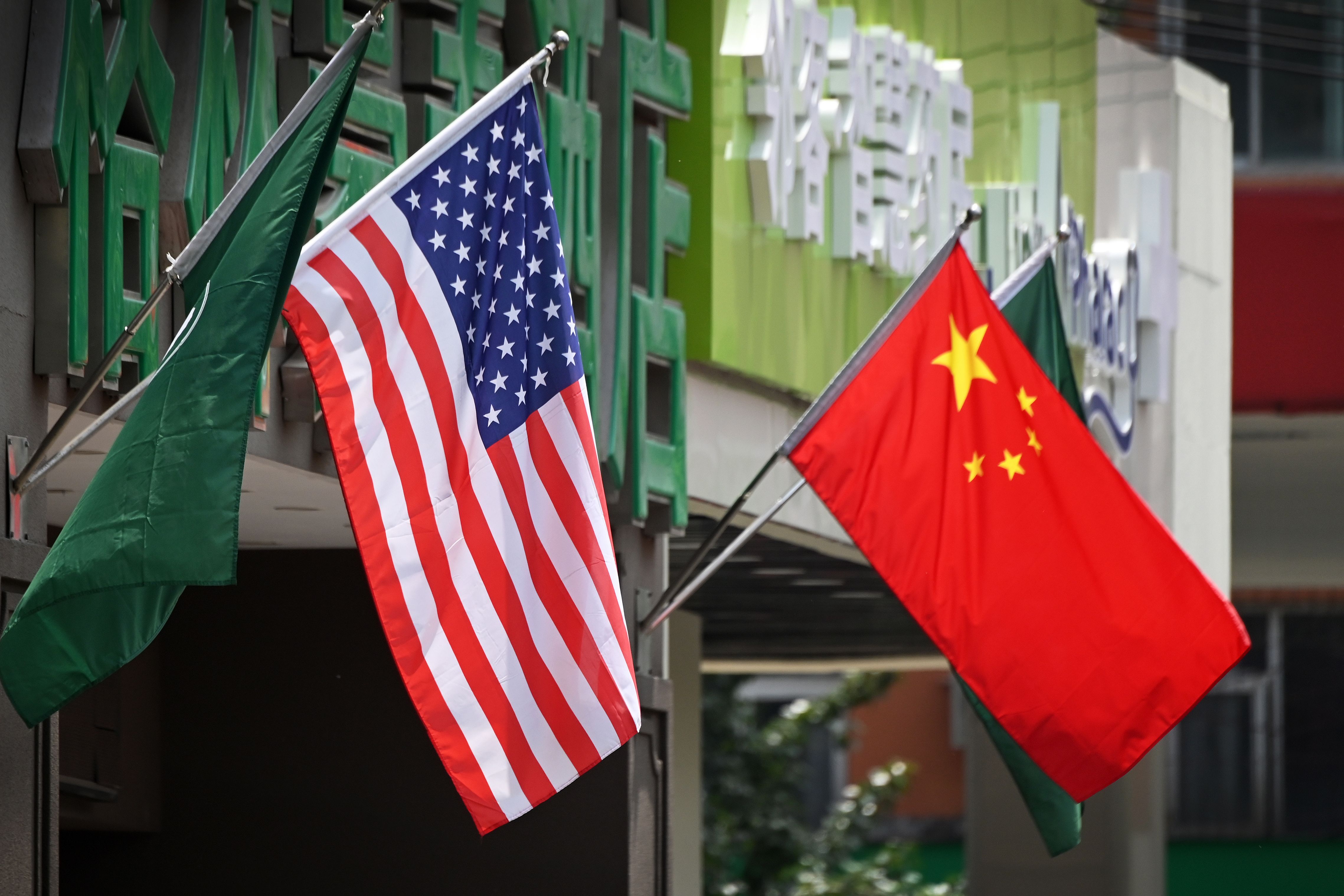 大陆经过越南和墨西哥，逃避制裁向美国出口商品。图为北京一酒店外悬挂的美中两国国旗。(法新社)
