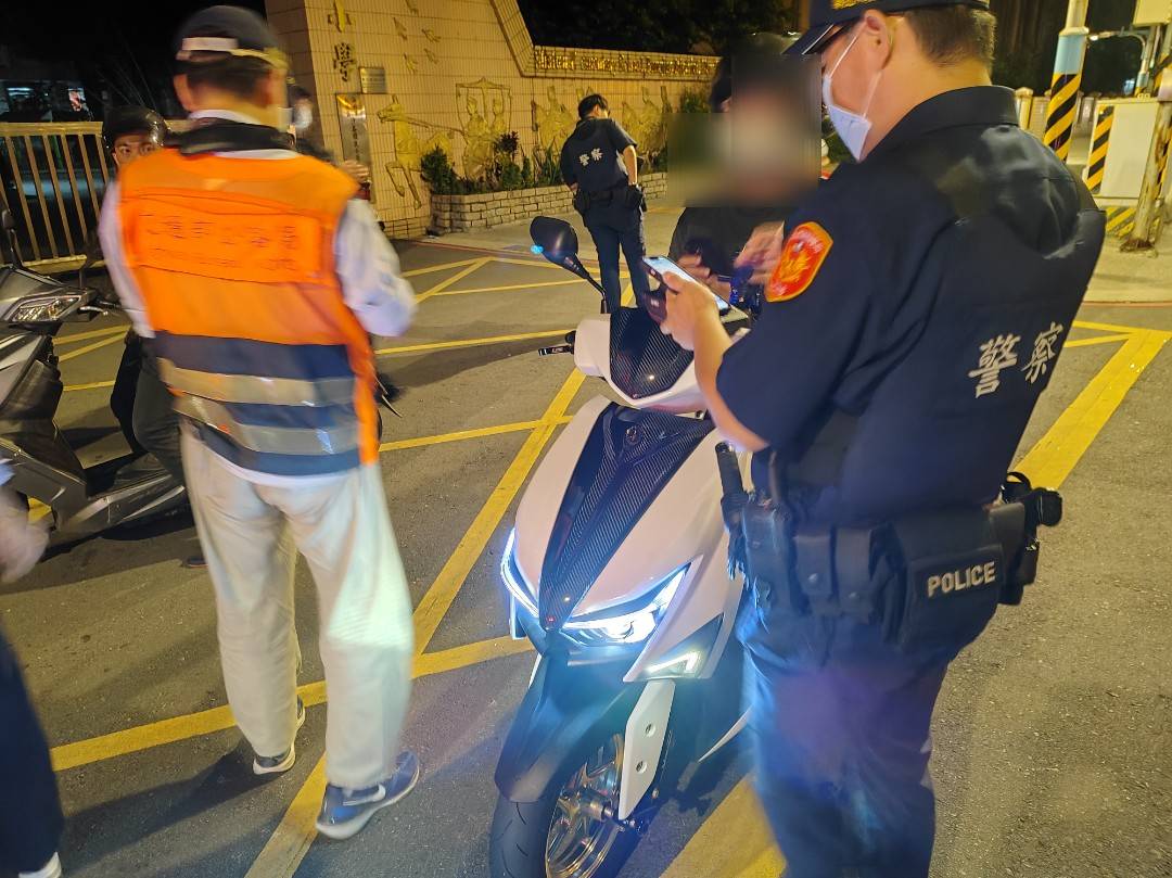 板桥警方与监理站人员昨天晚间在重要路口实施联合稽查。记者黄子腾／翻摄