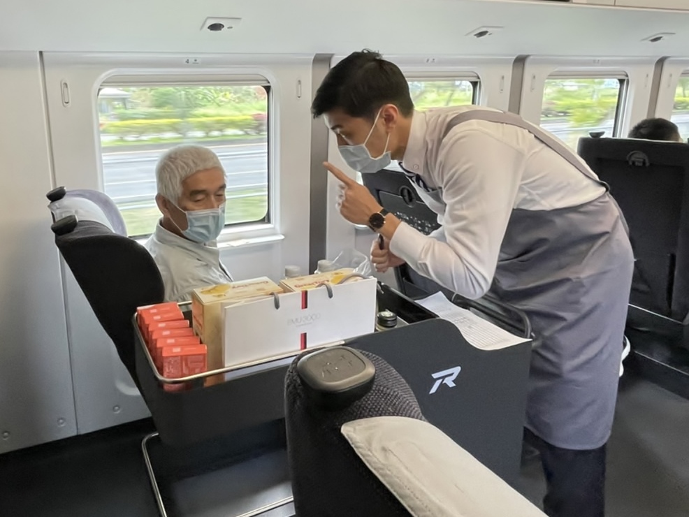 台铁公司自7月起开放EMU3000型第6车腾云座舱团体包租车厢服务。图／台铁公司提供