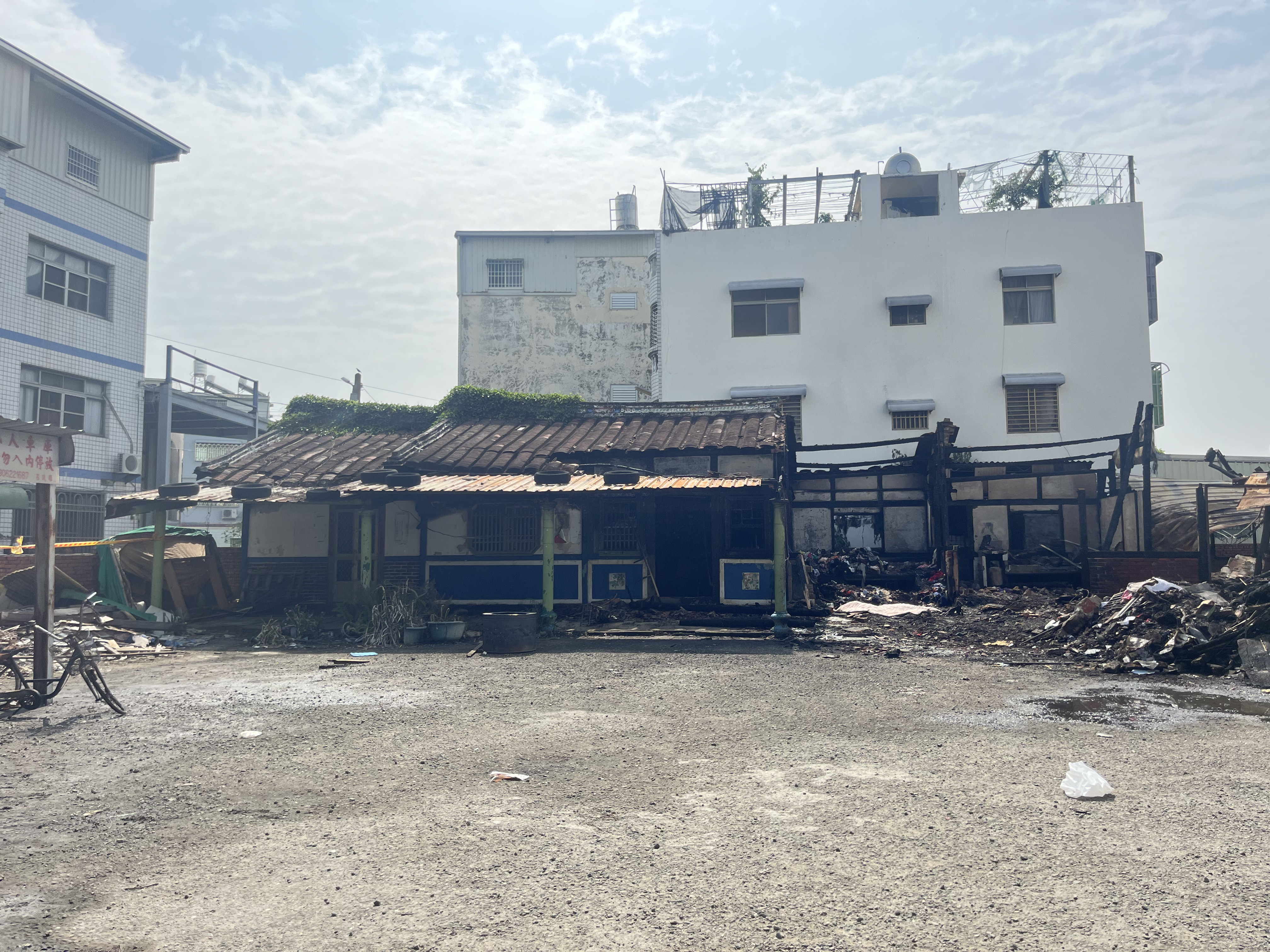 嘉义县太保市一处民宅昨晚发生火警，起火点在房屋右侧活动空间。记者黄于凡／摄影