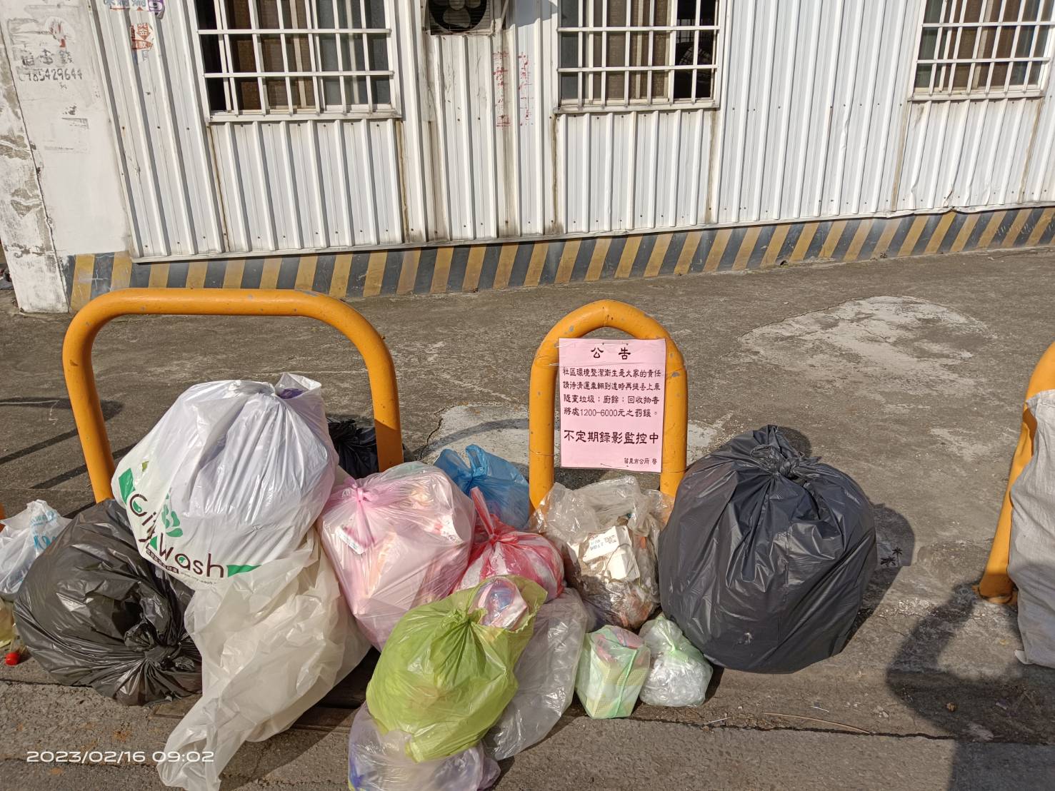 苗栗市街头垃圾堆头造成脏乱市长余文忠宣布劝导期已过，即日起加强破袋稽查。图／苗栗市公所提供