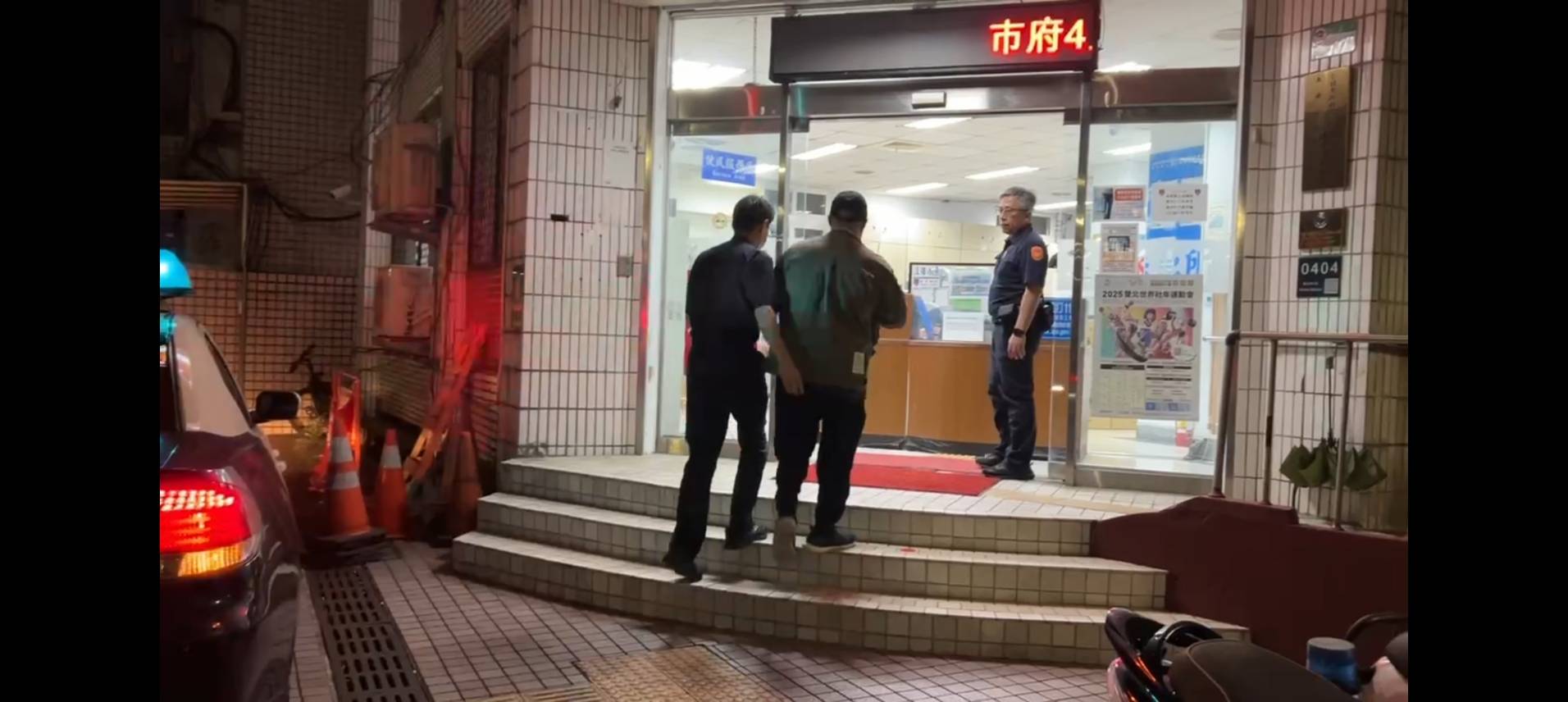 涉嫌冲撞女学生的陈姓男子（中），遭警方带回派出所。记者廖炳棋/翻摄