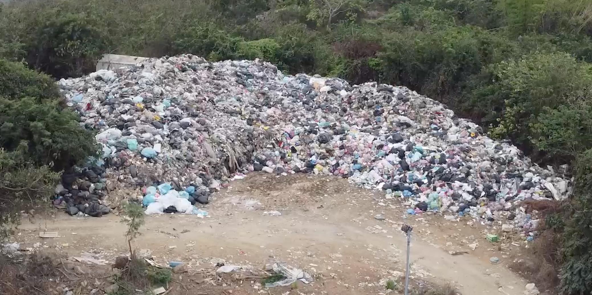 屏东县琉球乡面临垃圾危机，岛上垃圾暂置在垃圾暂存场内，累积约5百吨垃圾。图／读者提供