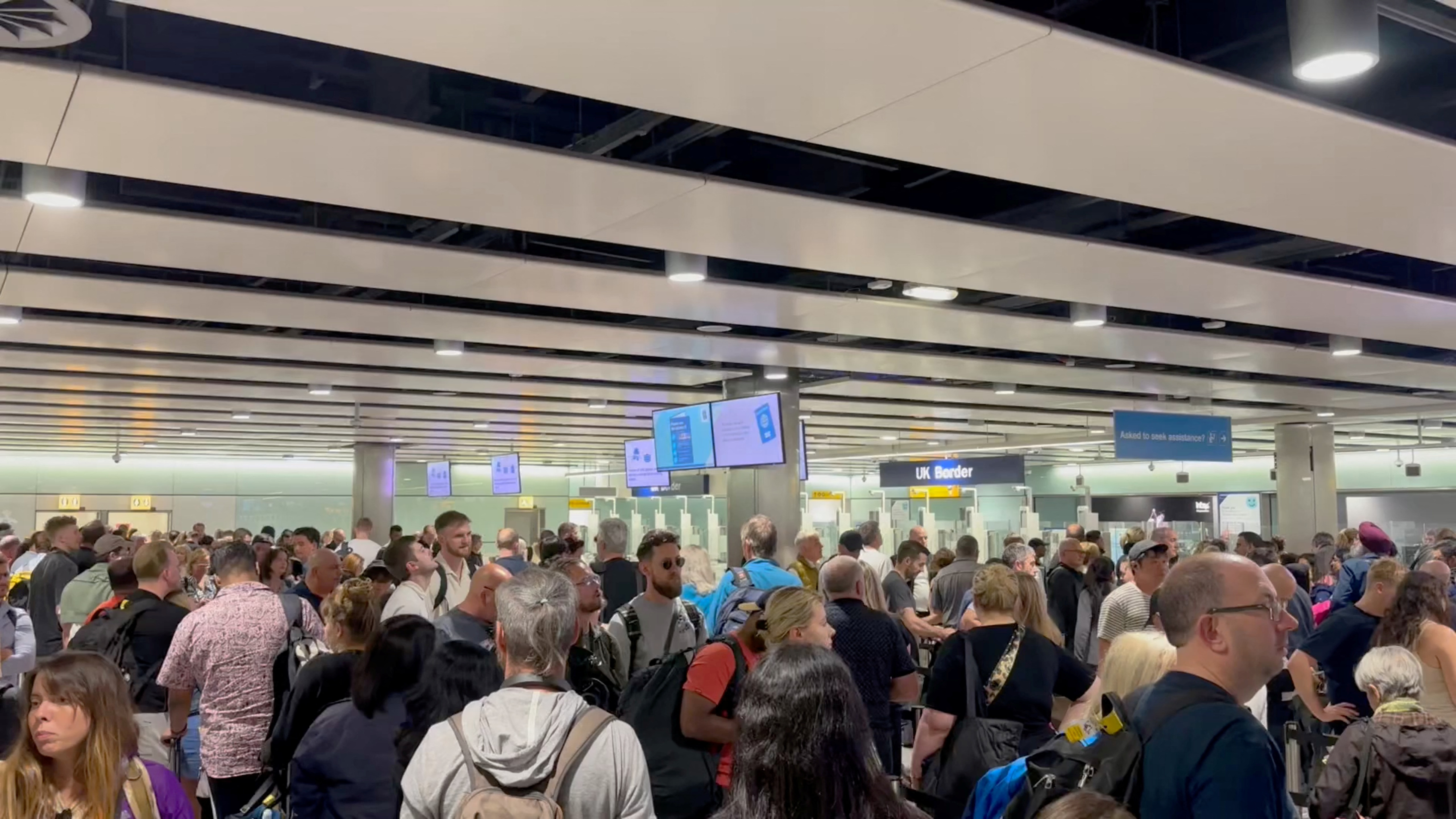 包括伦敦希斯洛机场等的自动通关系统7日传出集体故障，英国内政部表示，已排除该「全国性问题」。路透