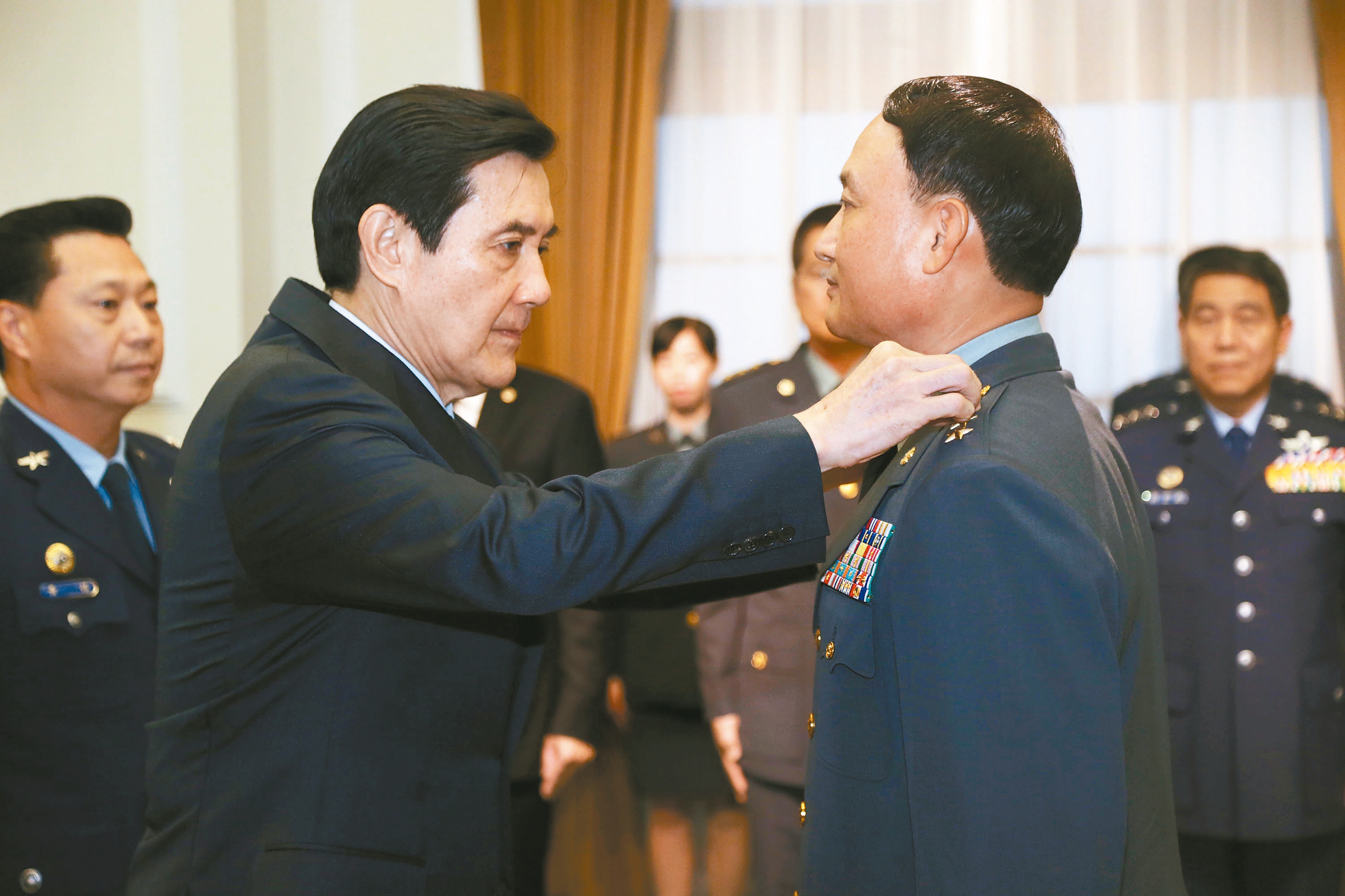 2014年8月，郑德美（右）接任国防大学校长，晋任二级上将，他是马政府侍卫长中，唯一晋任上将者。图／总统府提供