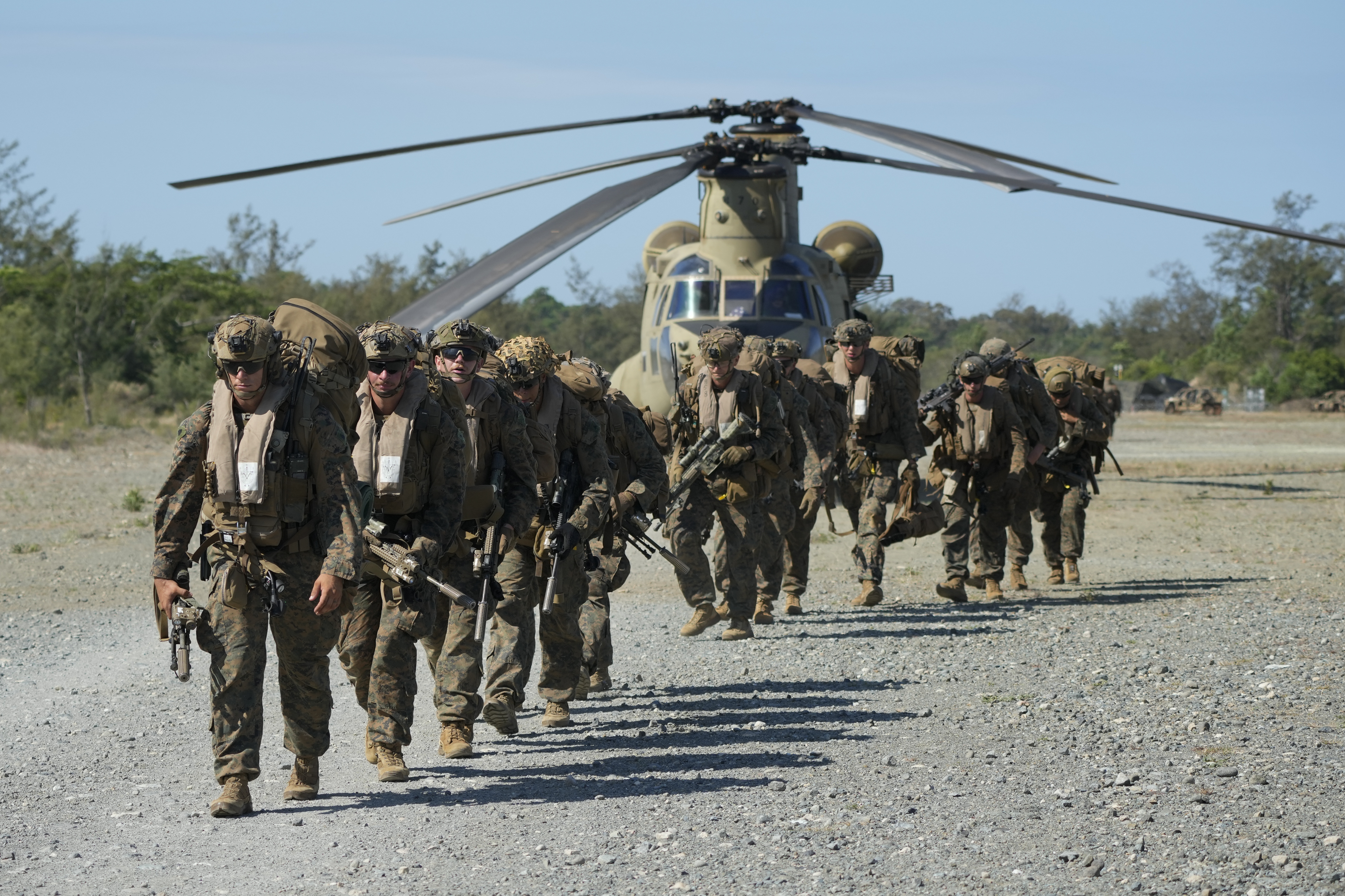菲律宾和美国例行的「肩并肩」年度联合军演今年很不一样。图为参与肩并肩联合军演的美军官兵，准备搭乘CH-47「契努克」运输直升机。美联社