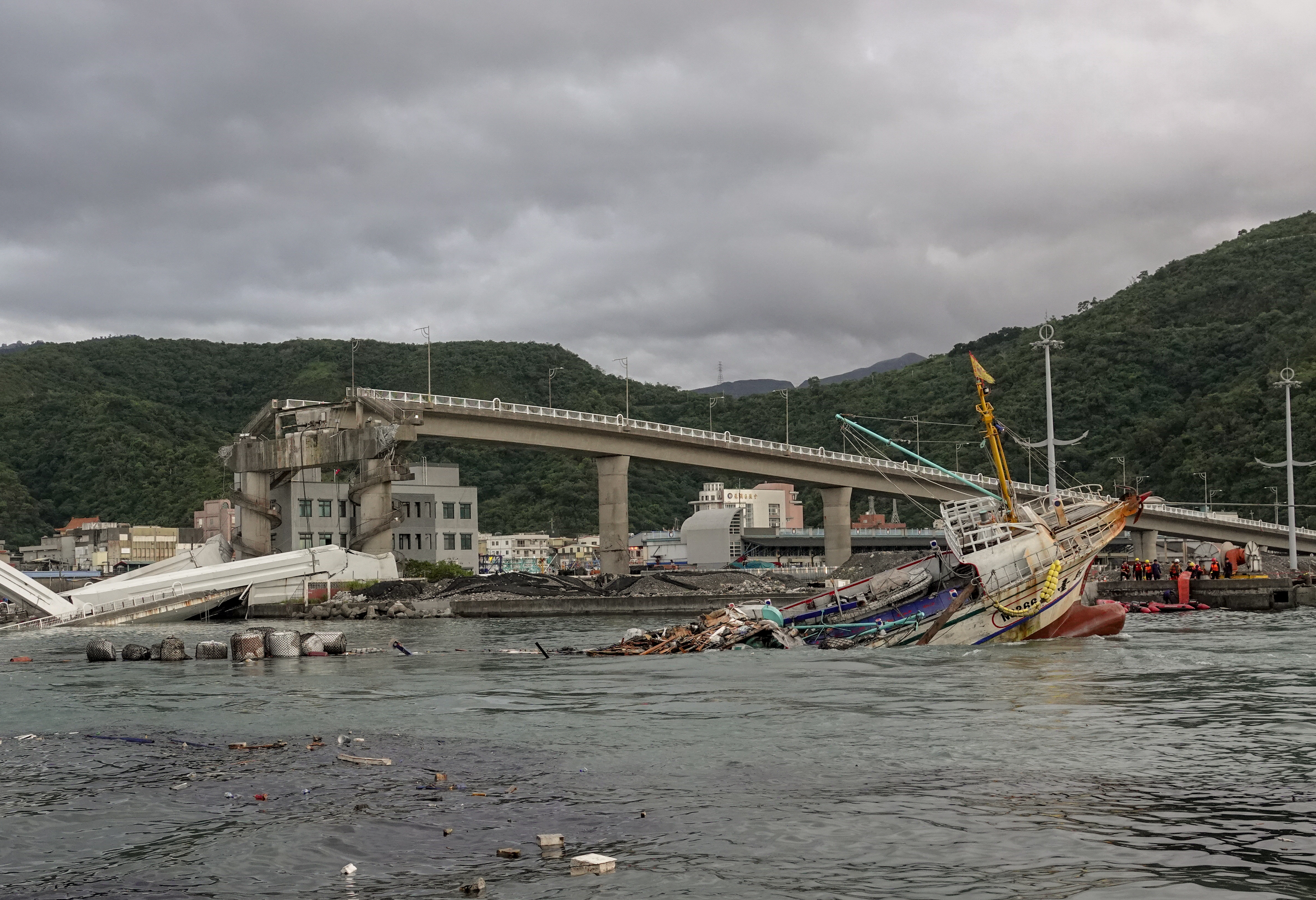2019年宜兰南方澳跨港大桥断裂，压住3艘渔船，造成6名外籍渔工死亡。本报资料照