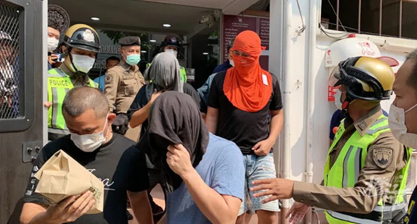 泰国曼谷丁丹（Din Daeng）警察局日前公布一起针对大陆游客的绑架勒索案。目前泰国警方已锁定11名涉案人员，其中包括多名泰国现任和前任警察。（泰国「国家报」）