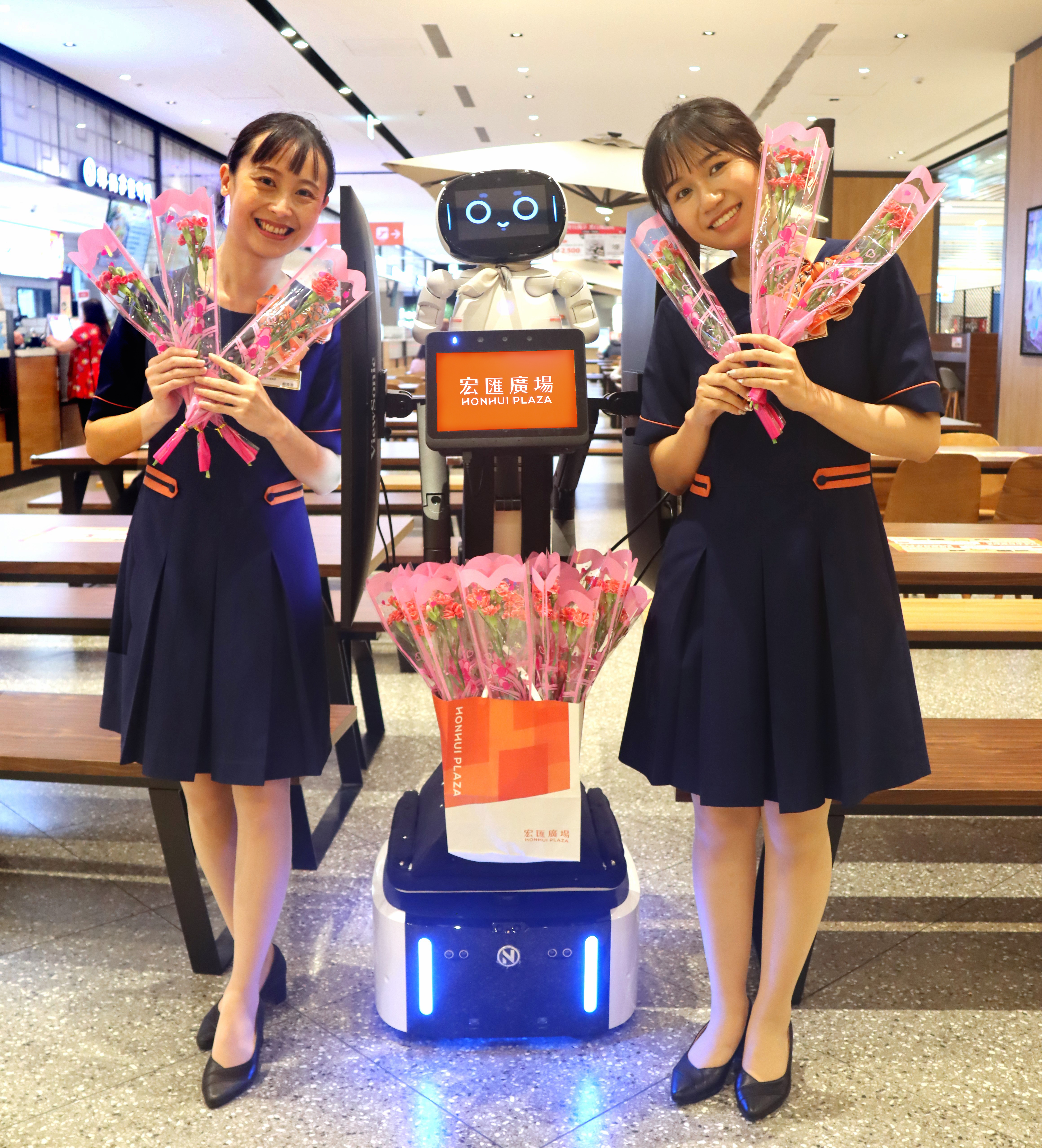 宏汇广场首创引进AI服务型广告机器人。图／宏汇广场提供
