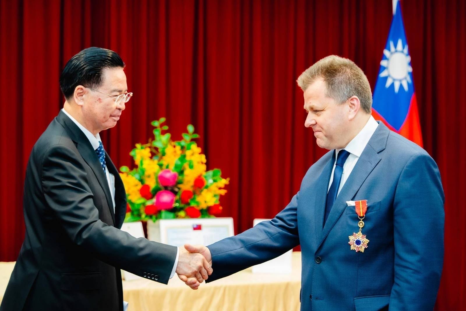今年4月18日，外交部长吴钊燮赠勋给立陶宛外交部前次长阿顿梅纳斯。图／外交部提供
