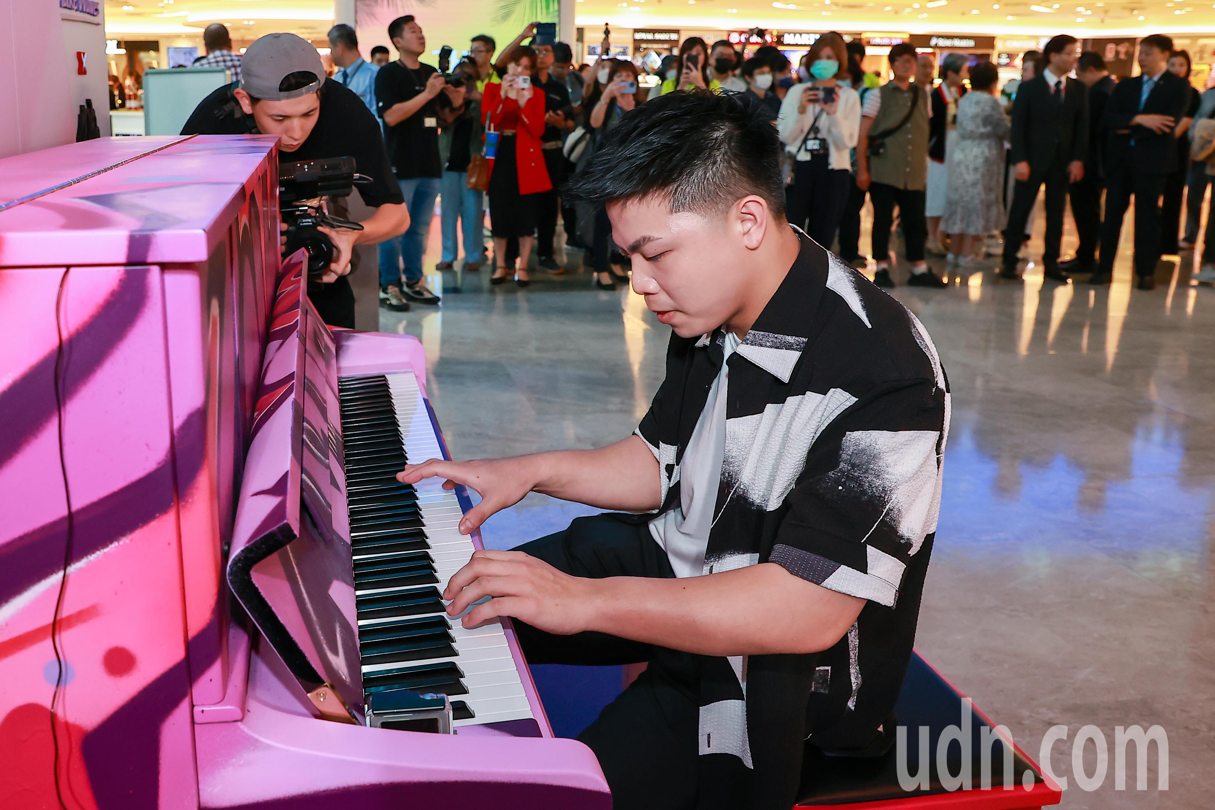 台湾知名新生代钢琴家张育瑞于现场弹奏，吸引不少旅客驻足聆听。记者黄仲明／摄影