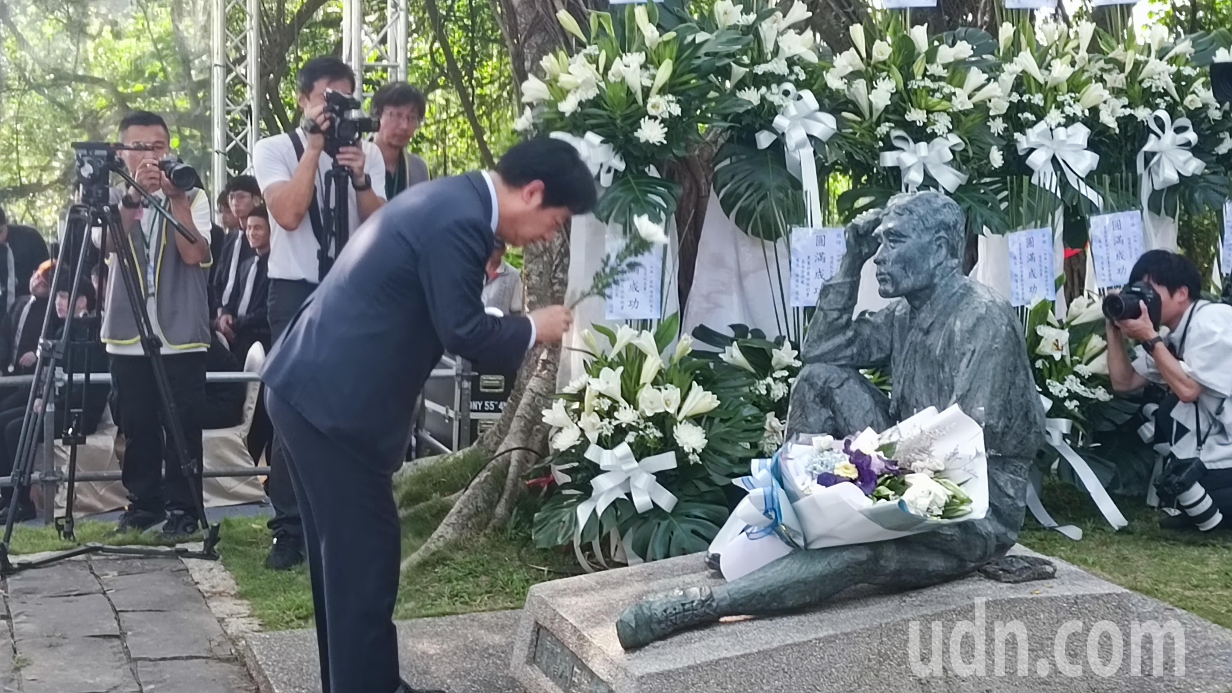 准总统赖清德出席八田与一技师逝世82周年追思纪念会，并向八田与一塑像献花表达敬意。记者谢进盛／摄影