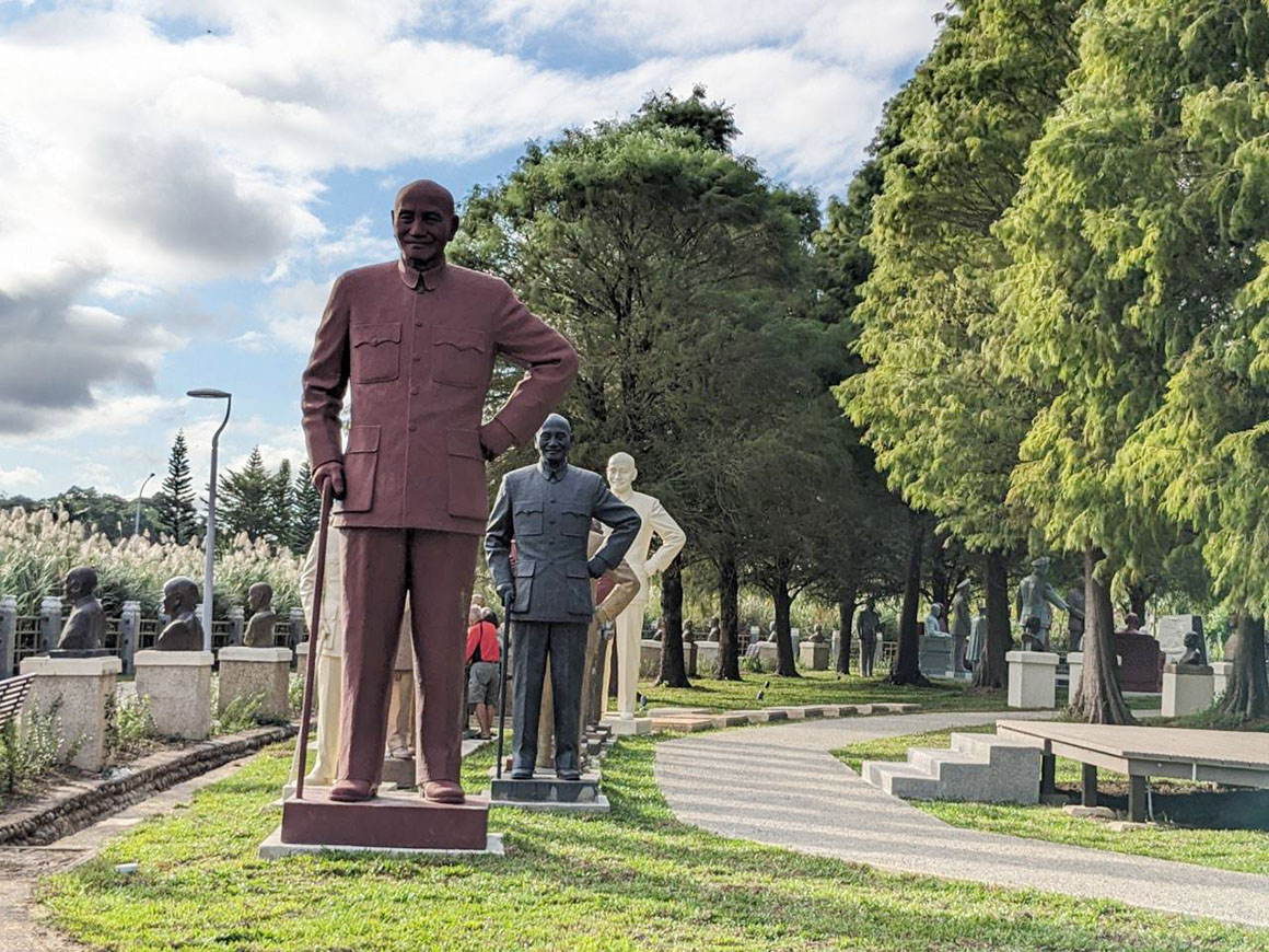 国防部对营区蒋公铜像坚持原地保存，不移置。图为示意，为大溪区慈湖雕塑公园。图／联合报系资料照片