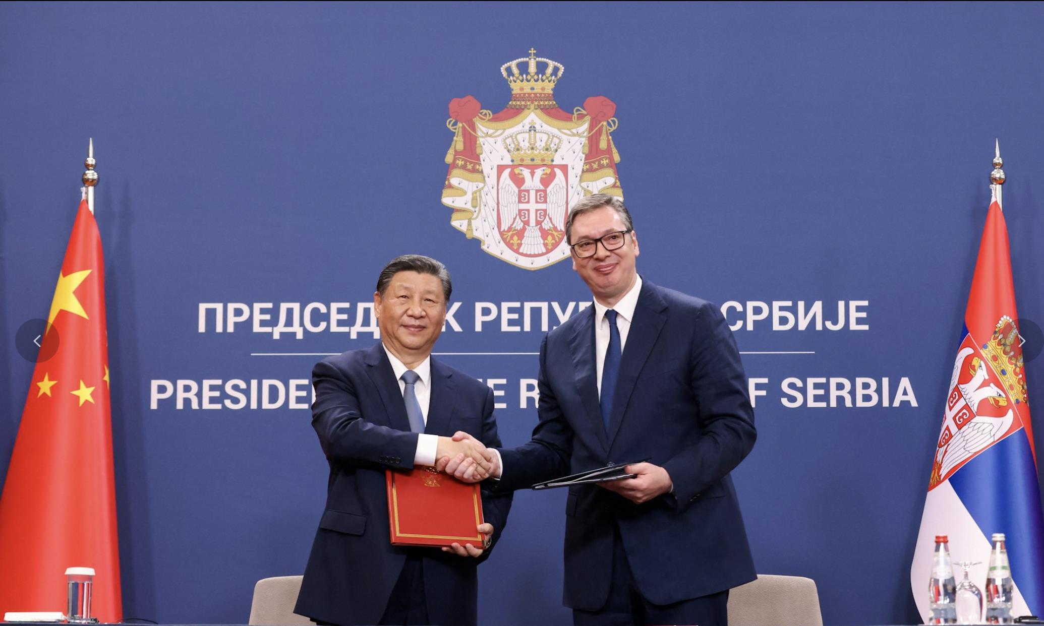 大陆国家主席习近平（左）与塞尔维亚总统武契奇共同宣布提升中塞全面战略伙伴关系。（路透）