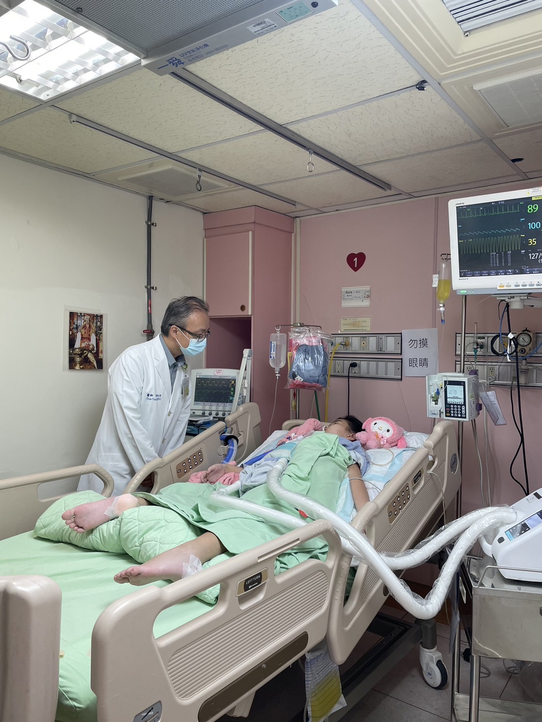 被撞的彰化县伸港两姊妹，其中在彰化秀传医院治疗的姊姊，本月初突因急性水脑症，陷入昏迷，昏迷指数从11回降到3，有生命危险。资料照片／秀传医院提供