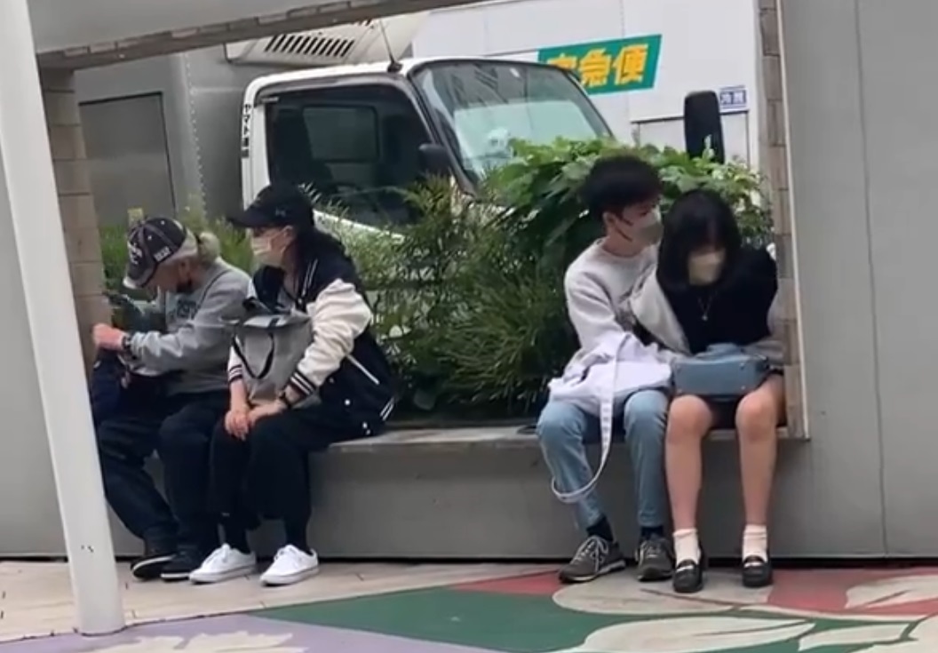 东京JR新宿站东口的站前广场上，一对年约十多岁的情侣疑似在大庭广众之下做不雅举动。