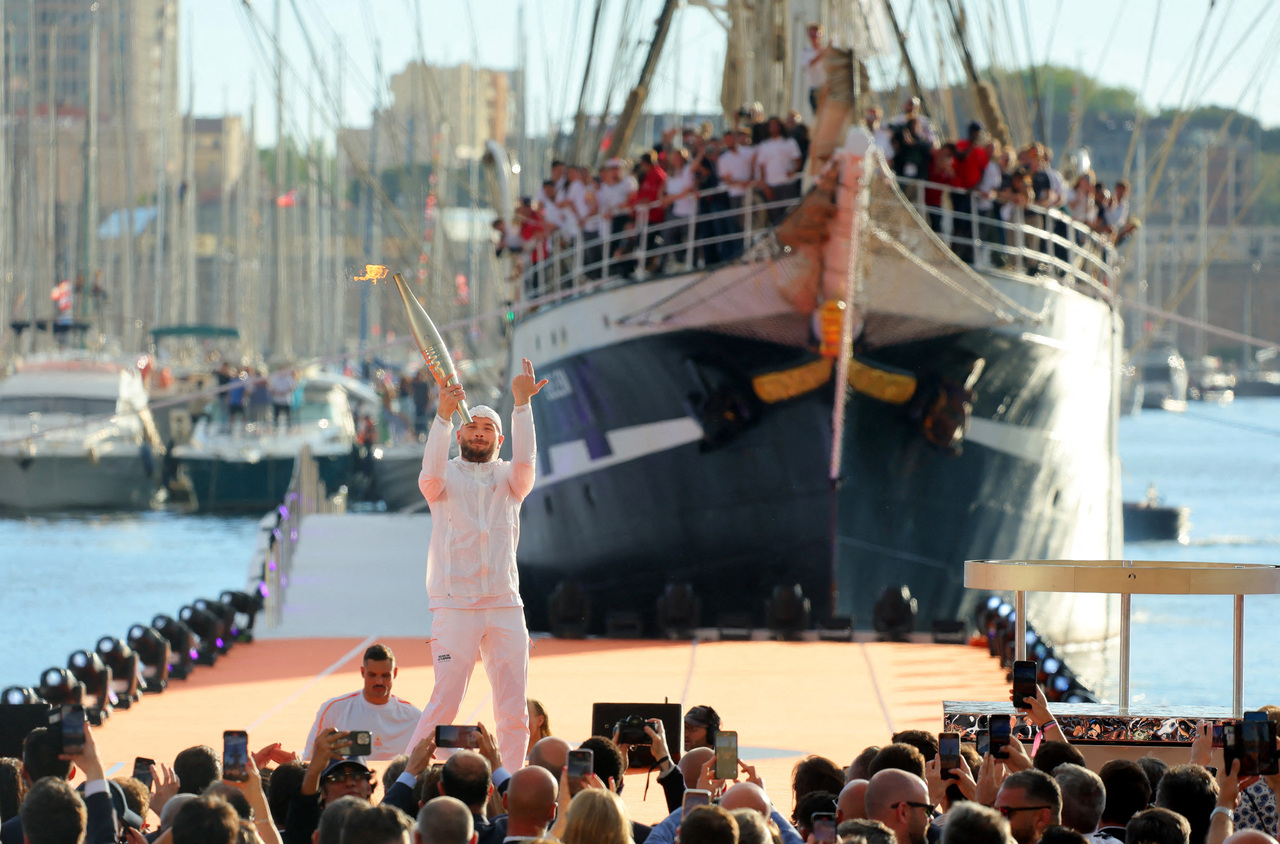 经过12天航行，奥运圣火搭乘百年历史帆船「贝伦号」，于8日晚间7时驶进法国马赛港，由饶舌歌手朱尔（Jul）接手点燃巴黎奥运第一个圣火台。