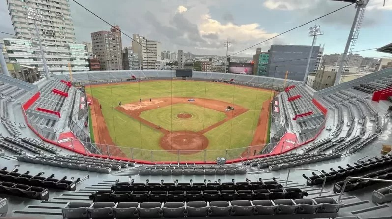 有新竹市议员质疑，新竹市府日前招标新竹棒球场重启规画设计案，加上工程预算，预计要多花新台币逾亿元。