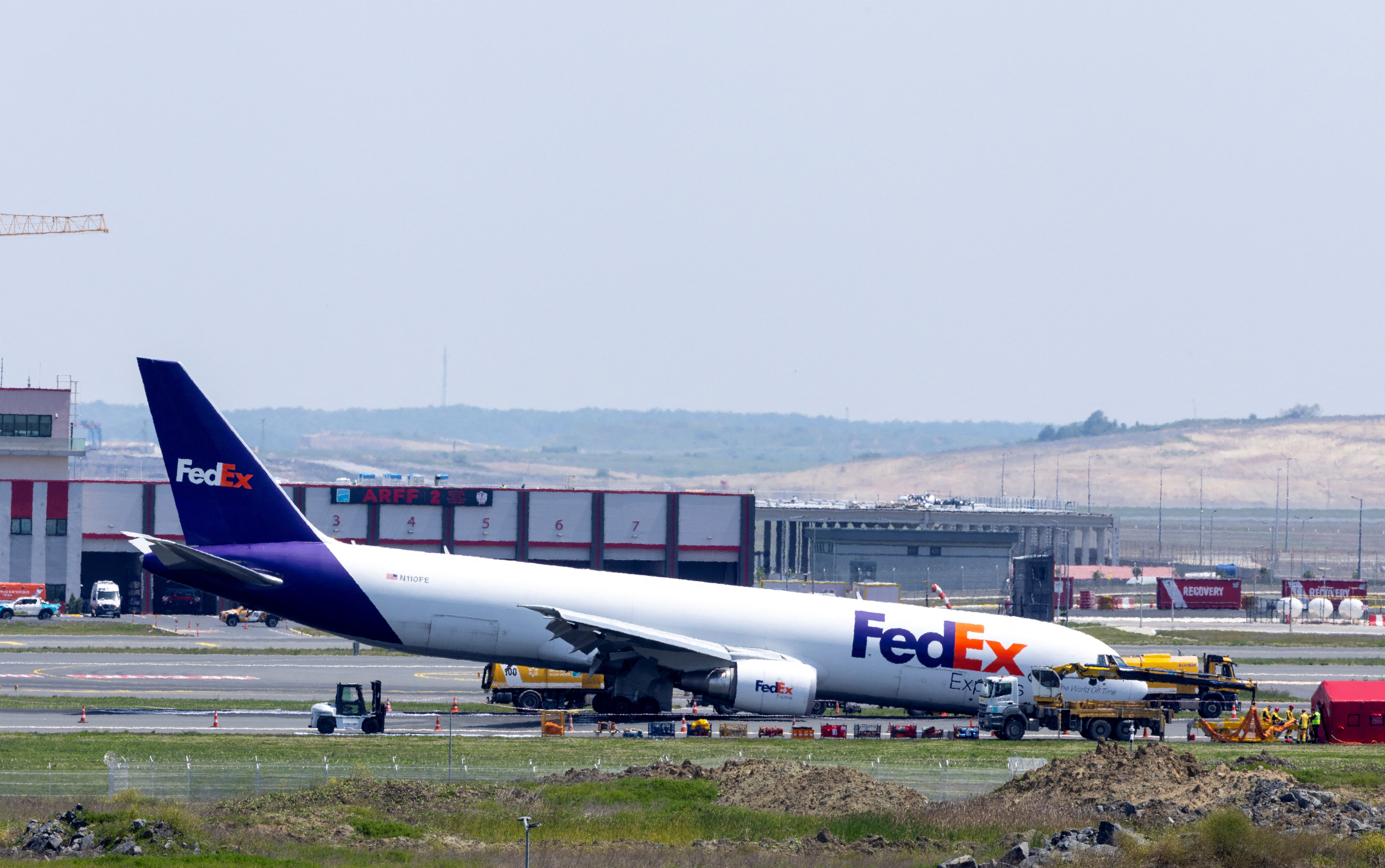 联邦快递（FedEx）一架波音767货机8日在没有打开起落架的状况下，降落伊斯坦堡机场。路透