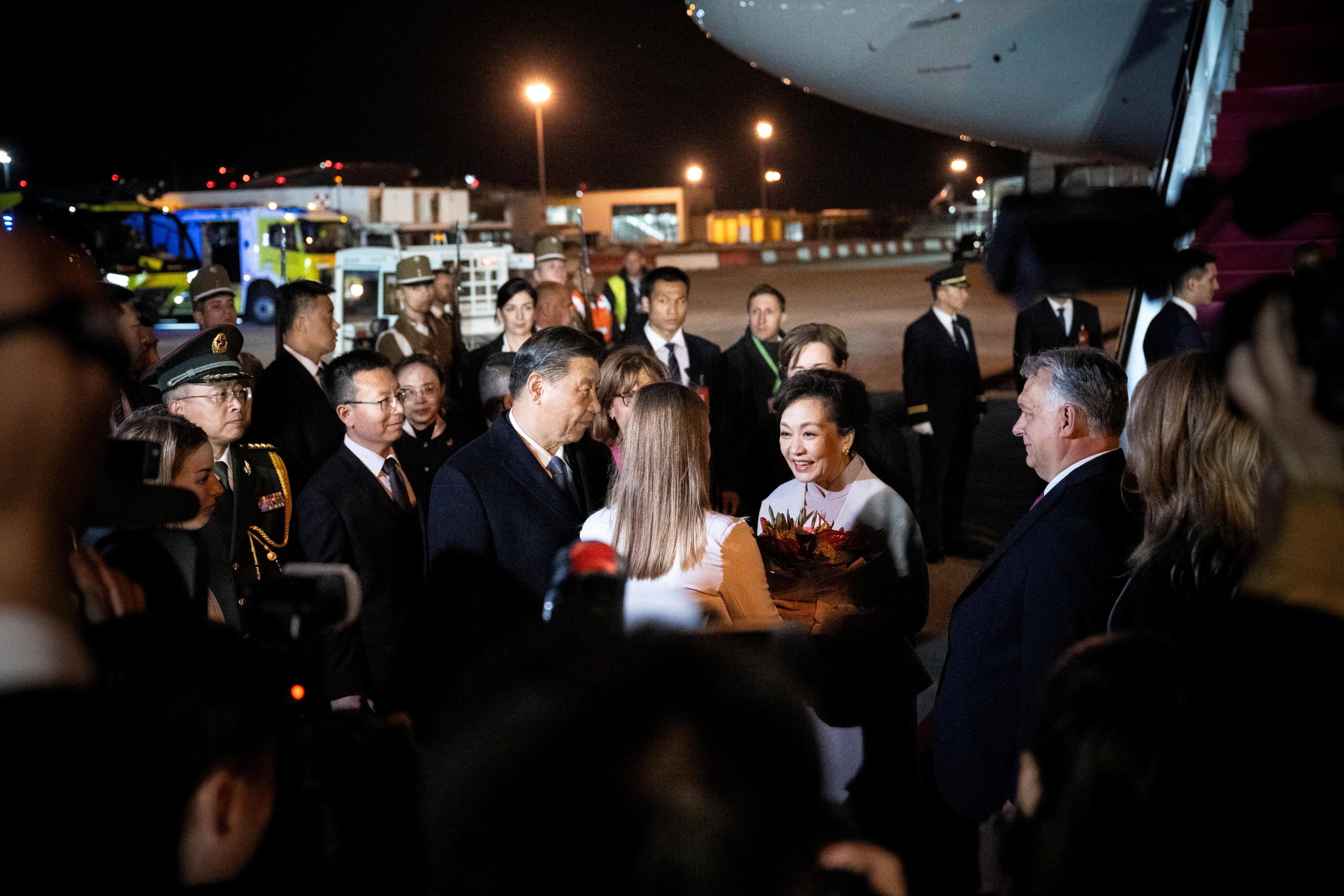 大陆国家主席习近平乘专机于当地时间8日晚间抵达布达佩斯，匈牙利总理欧尔班夫妇亲自到场迎接。（路透）