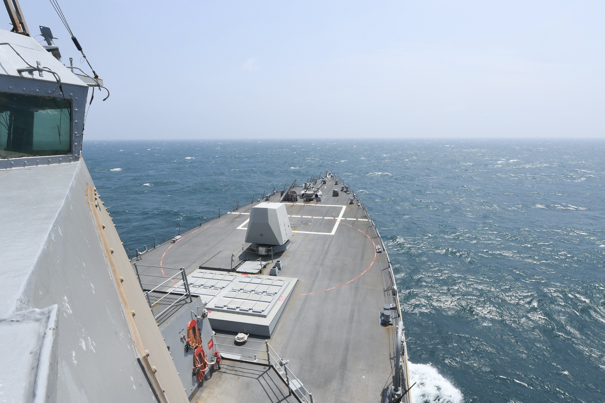 美国第七舰队5月8日宣布，美国海军「勃克级驱逐舰海西号」（USS Halsey，DDG97）穿越台湾海峡。（图／取自第七舰队脸书官网）