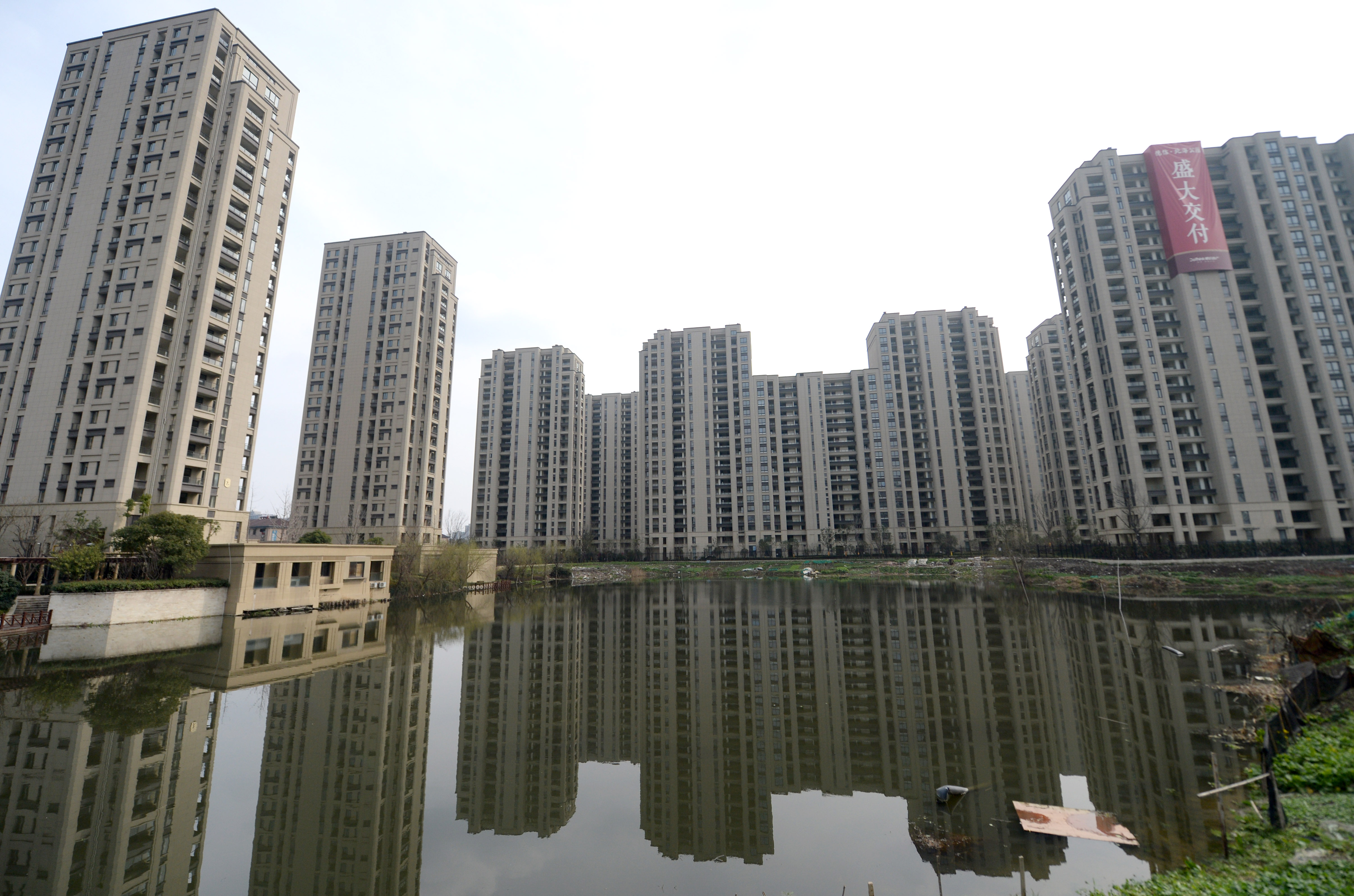 杭州全面取消限购，图为杭州城北的楼盘。（新华社资料照）