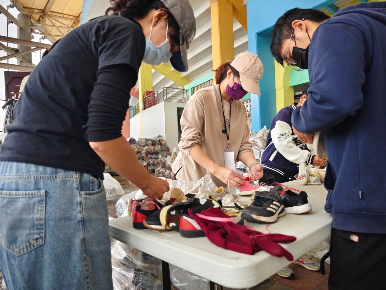 台南市政府与旧鞋救命国际基督关怀协会举办募集物资到非洲活动，各项作业已启动。图／南市环保局提供