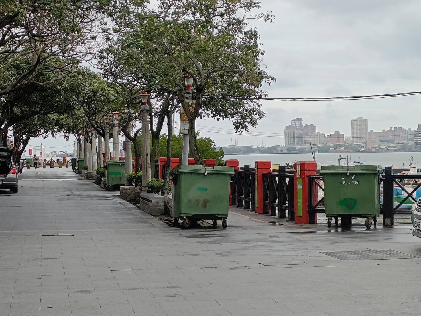 淡水、八里观光区有不少垃圾子母车，议员陈家琪认为影响景观。图／陈家琪提供