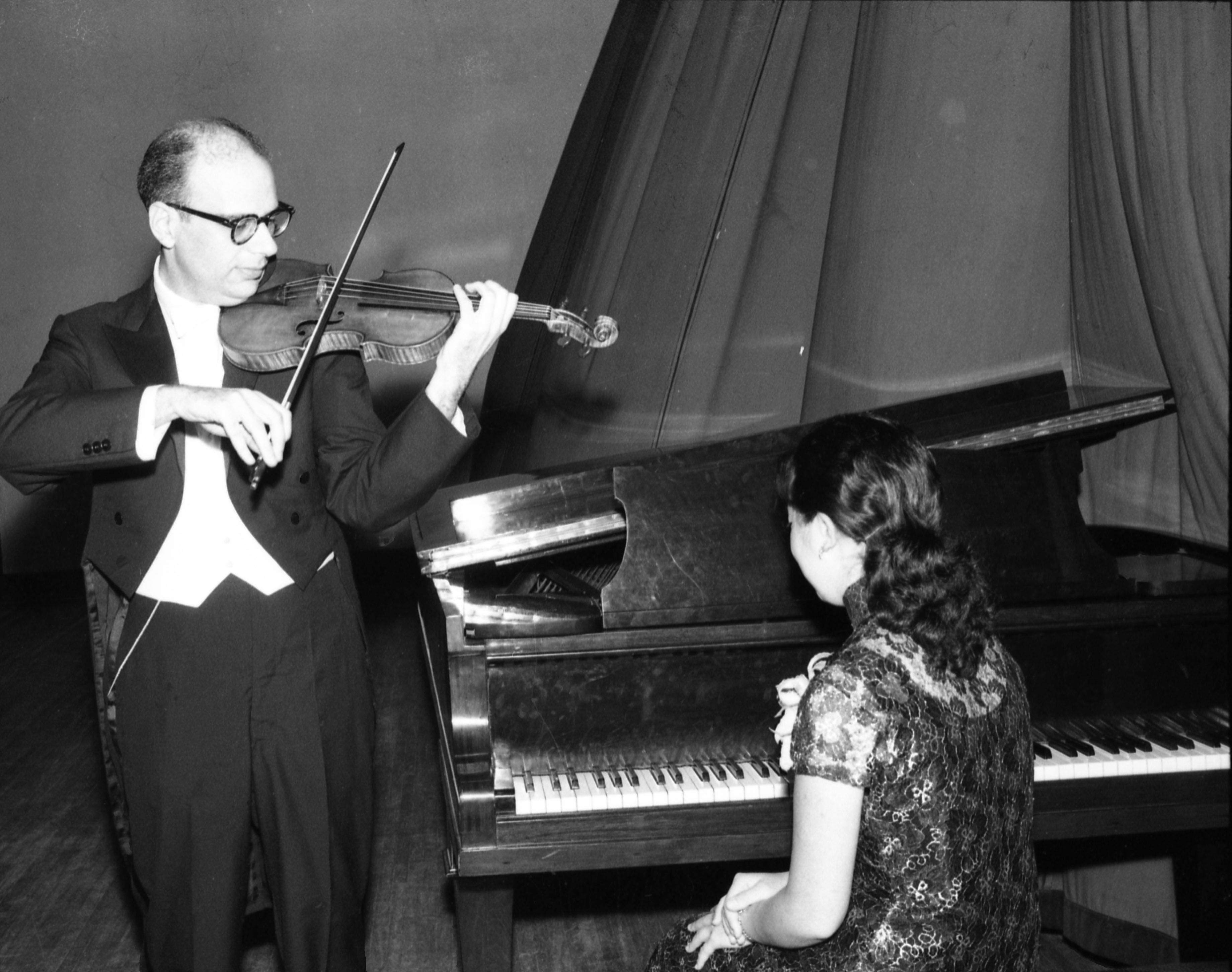 1959年5月10日，美国小提琴家威尔克在国际学舍演奏小提琴，并且由上次替法国小提琴家波凤女士弹伴奏的刘年珑担任钢琴伴奏。图／联合报系资料照片