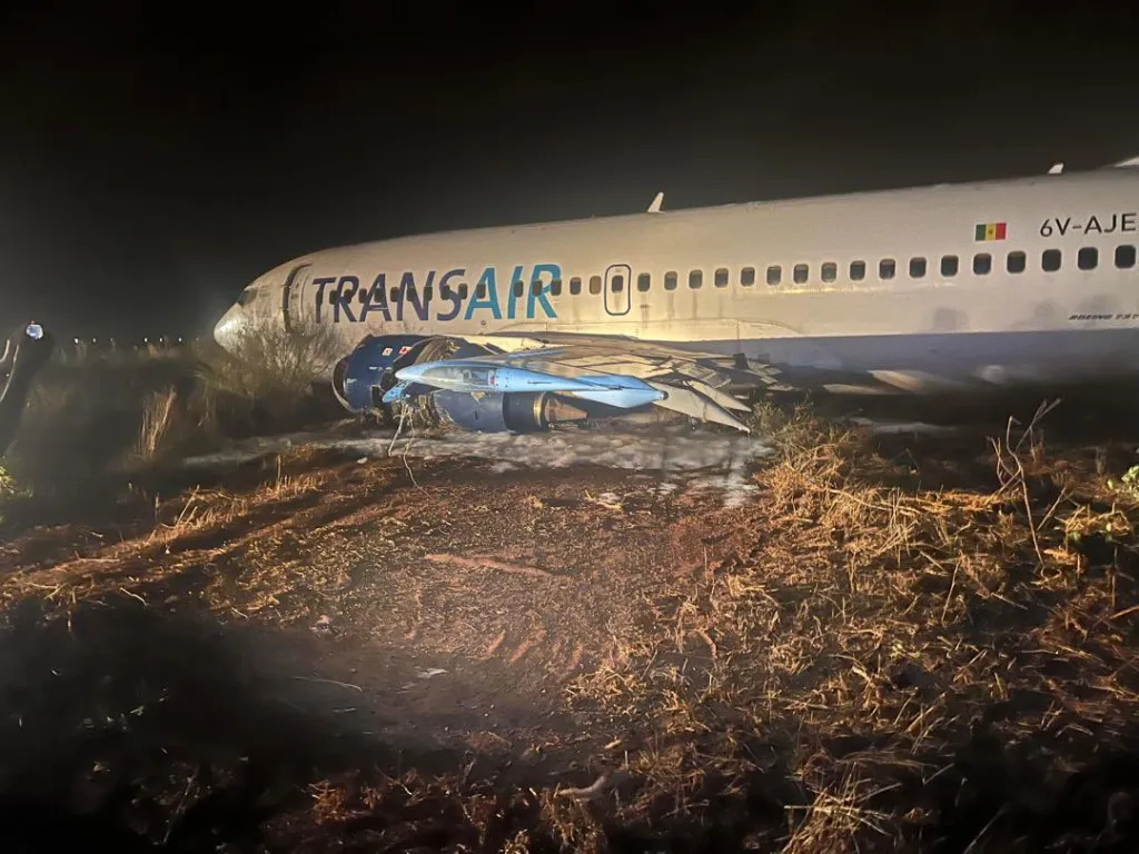 一架波音737-300客机9日在塞内加尔起飞前意外滑出跑道，造成至少10人受伤。新华社