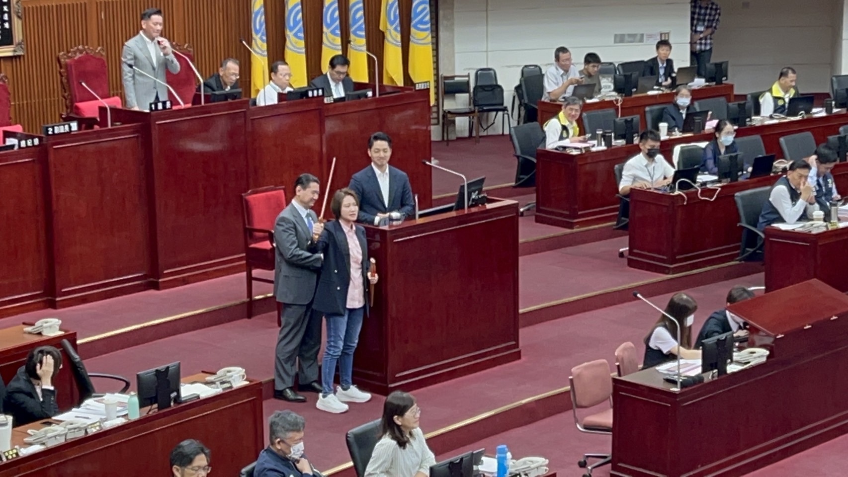 民进党议员林延凤今送给台北市长蒋万安一把桃花木剑，要让他有勇气斩妖除魔，4个案子该怎么办就怎么办。记者林佳彣／摄影