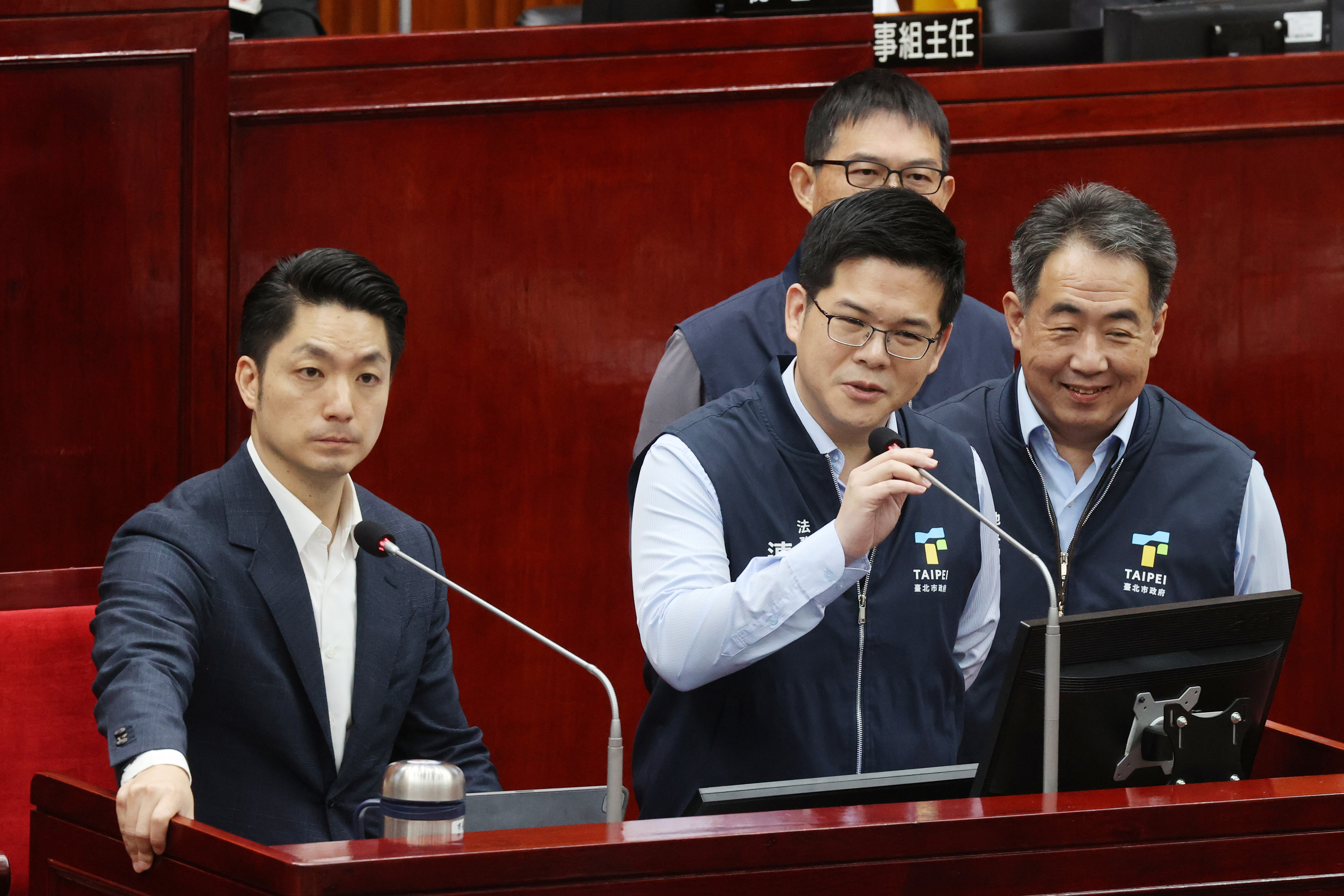 台北市长蒋万安（左）与法务局局长连堂凯（左二）回应北士科议题。记者苏健忠／摄影