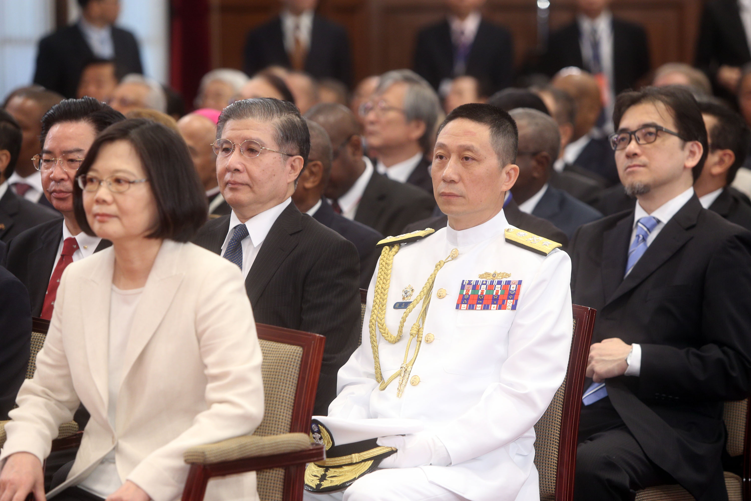 2016年蔡英文总统就职典礼，新任侍卫长刘志斌坐在其身旁，当时仍挂少将肩章，7月1日才晋升中将。图／台北市摄影记者联谊会提供