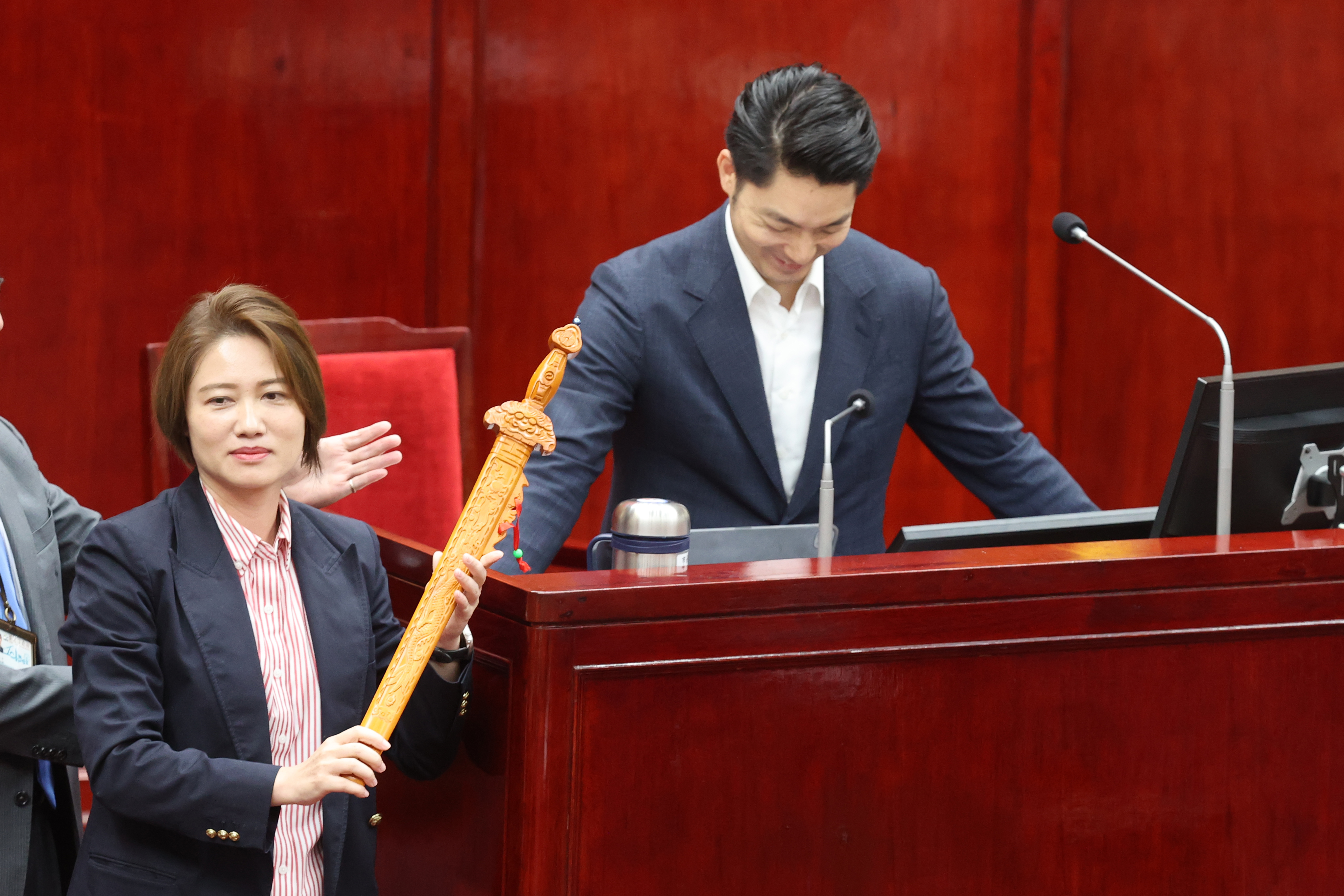 市议员林延凤（左前）质疑台北市政府与新寿有密会；随后上台赠送桃花剑给蒋市长。记者苏健忠／摄影