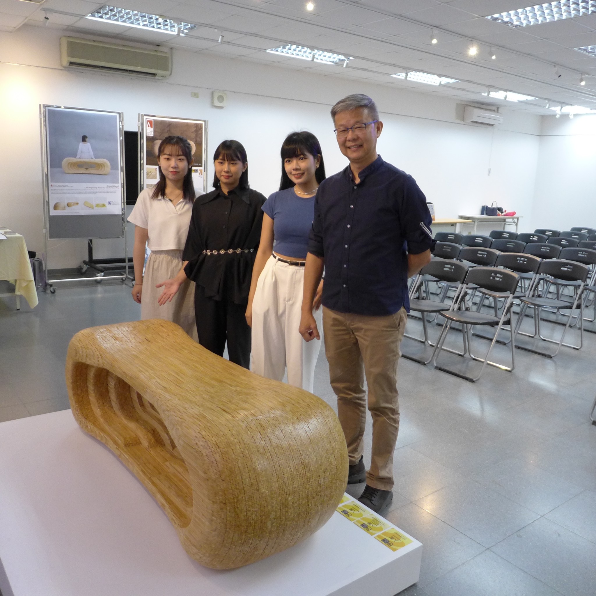 南应大学生免洗筷长凳作品获国际大奖 ，在地企业家收购典藏。图／校方提供