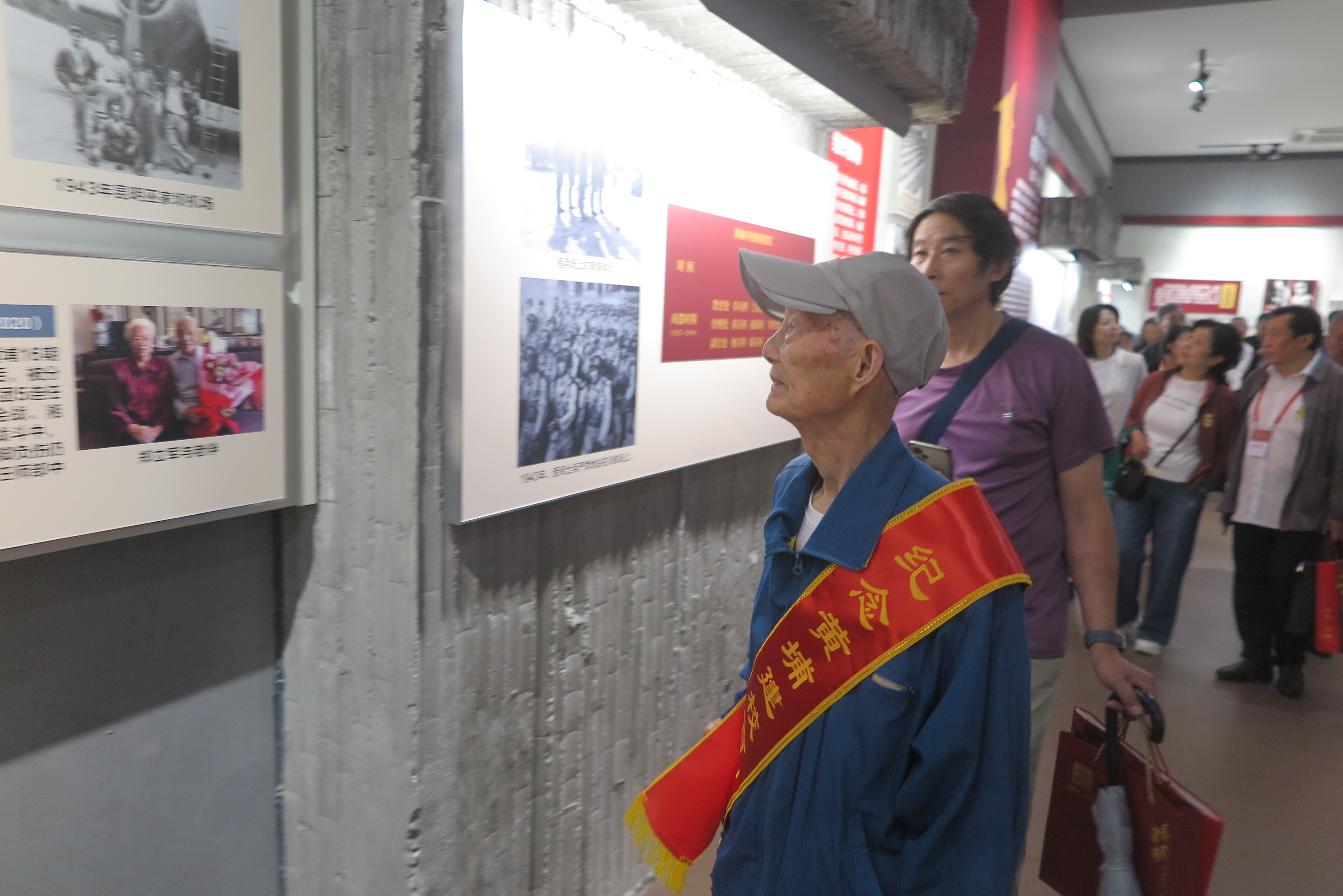 在四川的黄埔老人正在参观主题展。记者陈政录／摄影